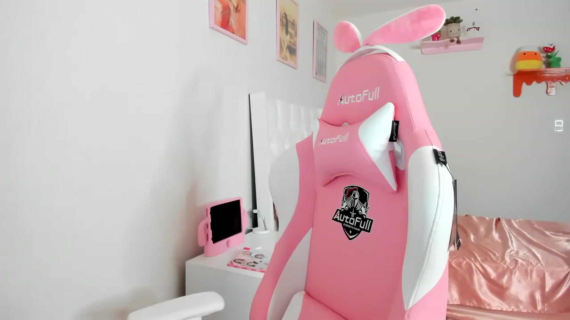 Gallery image thumbnail from Cherrycute666's myfreecams stream on, 04/17/2023, 07:02 image 4 of 20