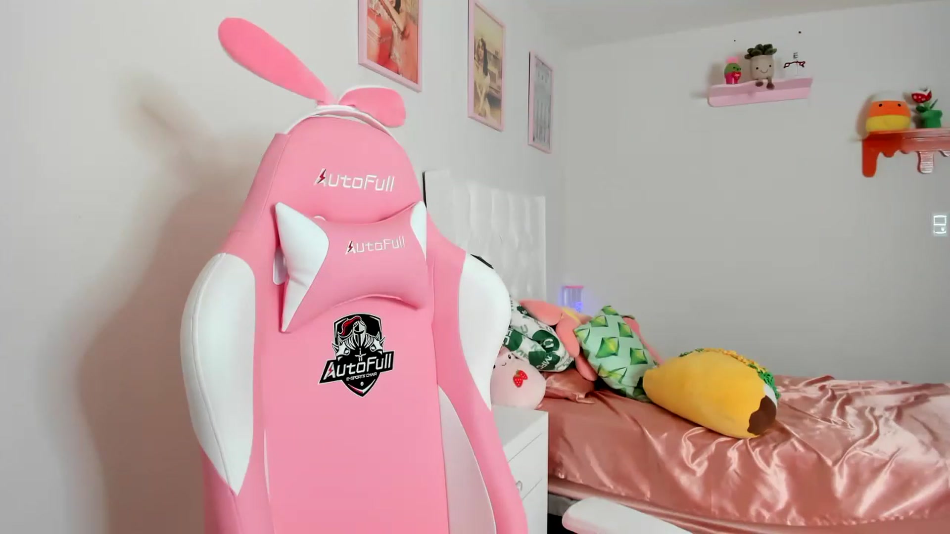 Gallery image thumbnail from Cherrycute666's myfreecams stream on, 04/17/2023, 15:17 image 9 of 20