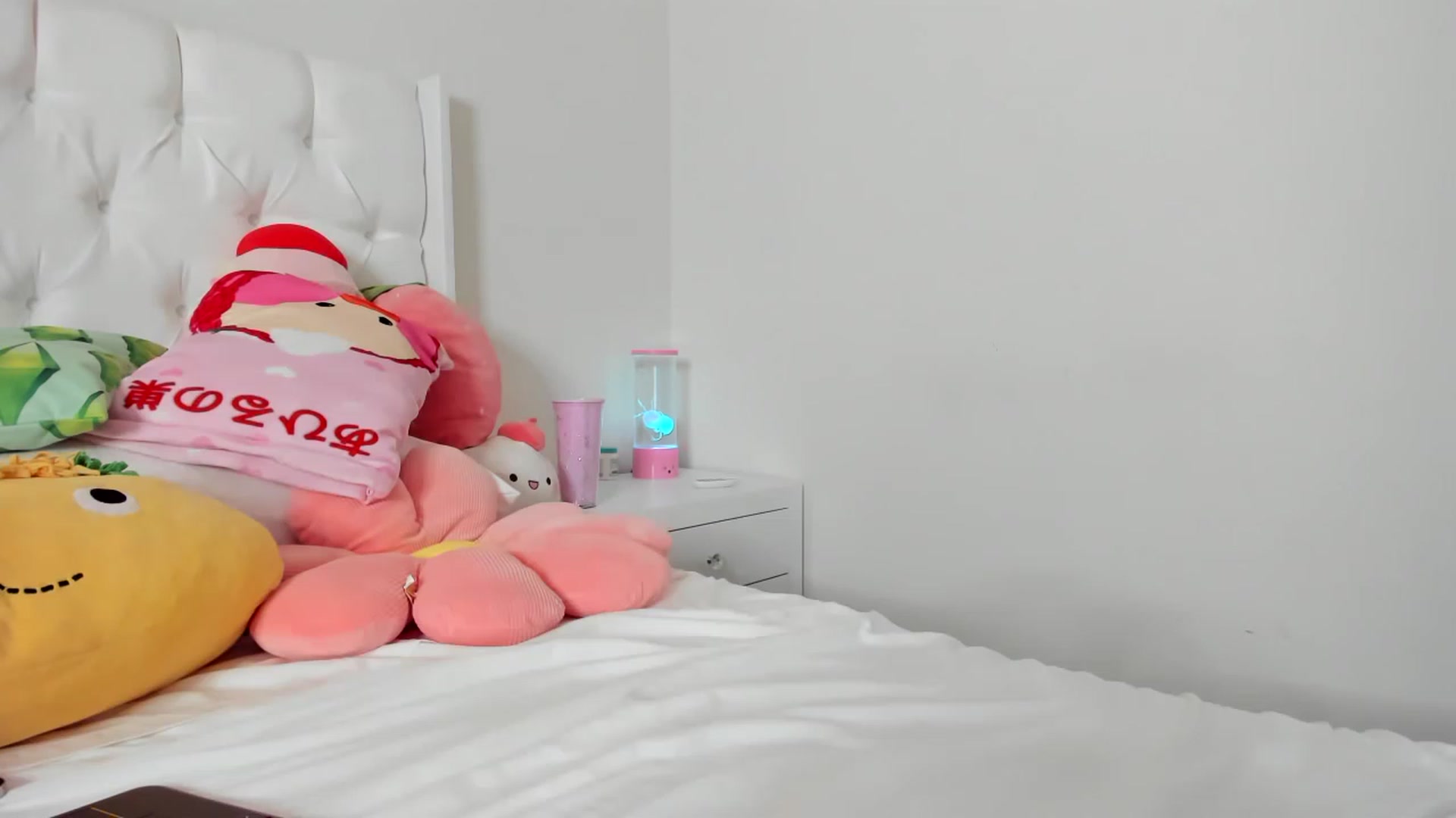 Gallery image thumbnail from Cherrycute666's myfreecams stream on, 04/18/2023, 04:52 image 15 of 20