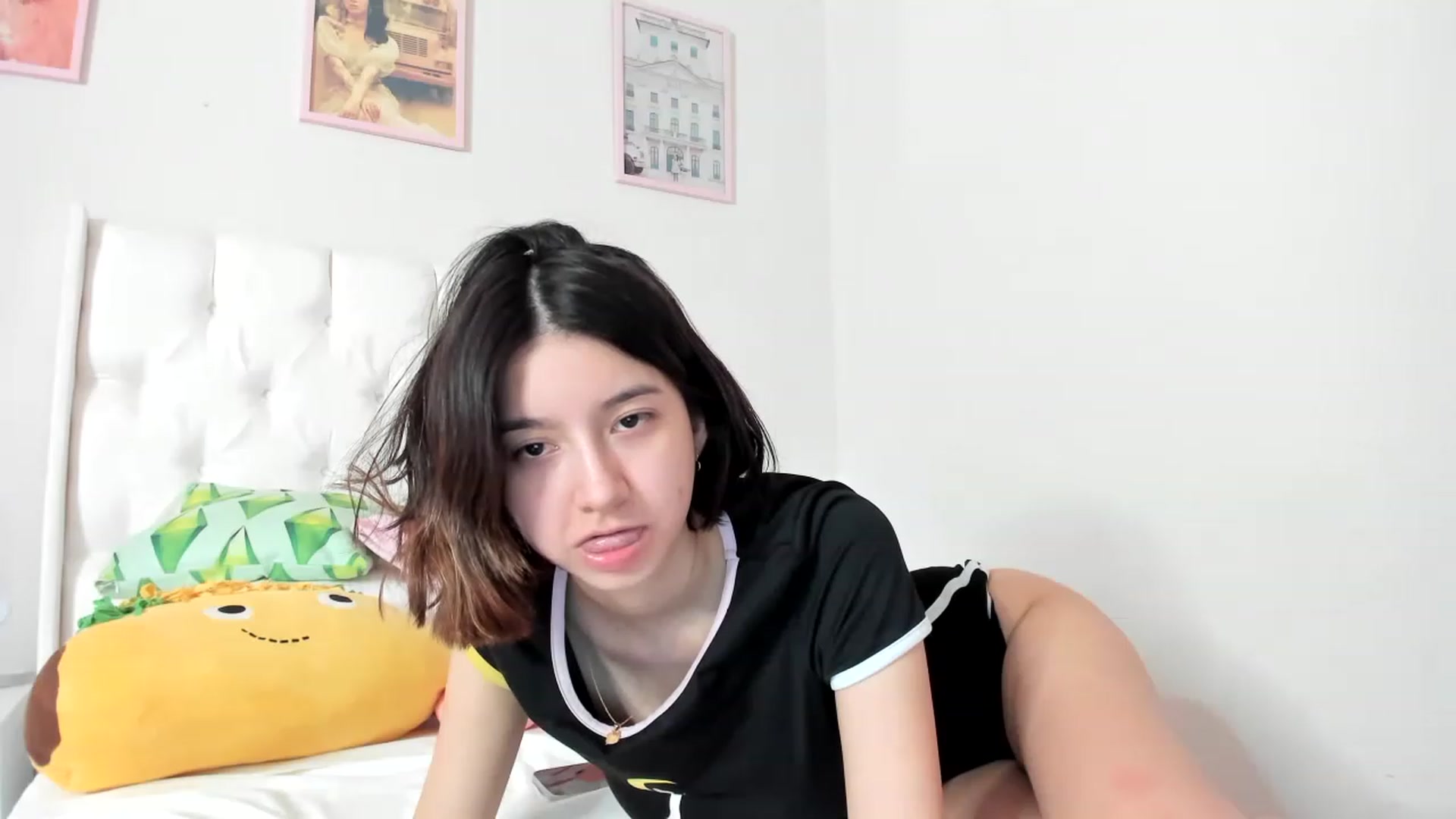 Gallery image thumbnail from Cherrycute666's myfreecams stream on, 04/18/2023, 07:00 image 6 of 20