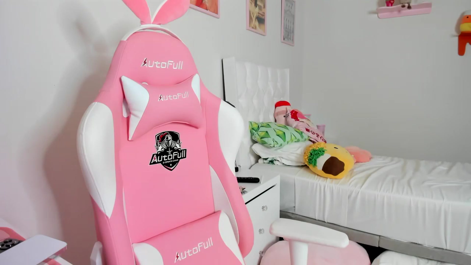 Gallery image thumbnail from Cherrycute666's myfreecams stream on, 04/18/2023, 07:00 image 11 of 20