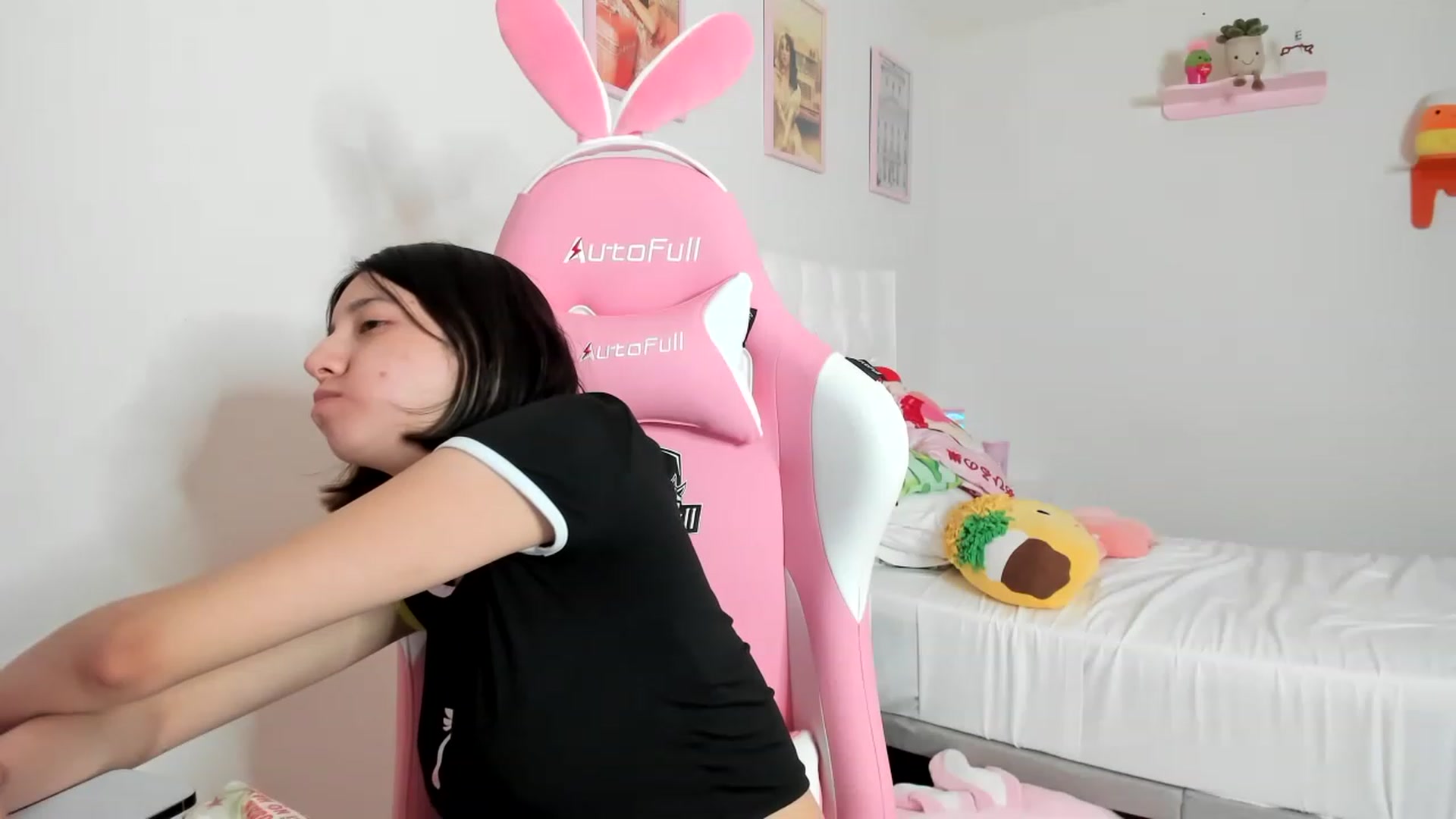 Gallery image thumbnail from Cherrycute666's myfreecams stream on, 04/18/2023, 07:00 image 9 of 20