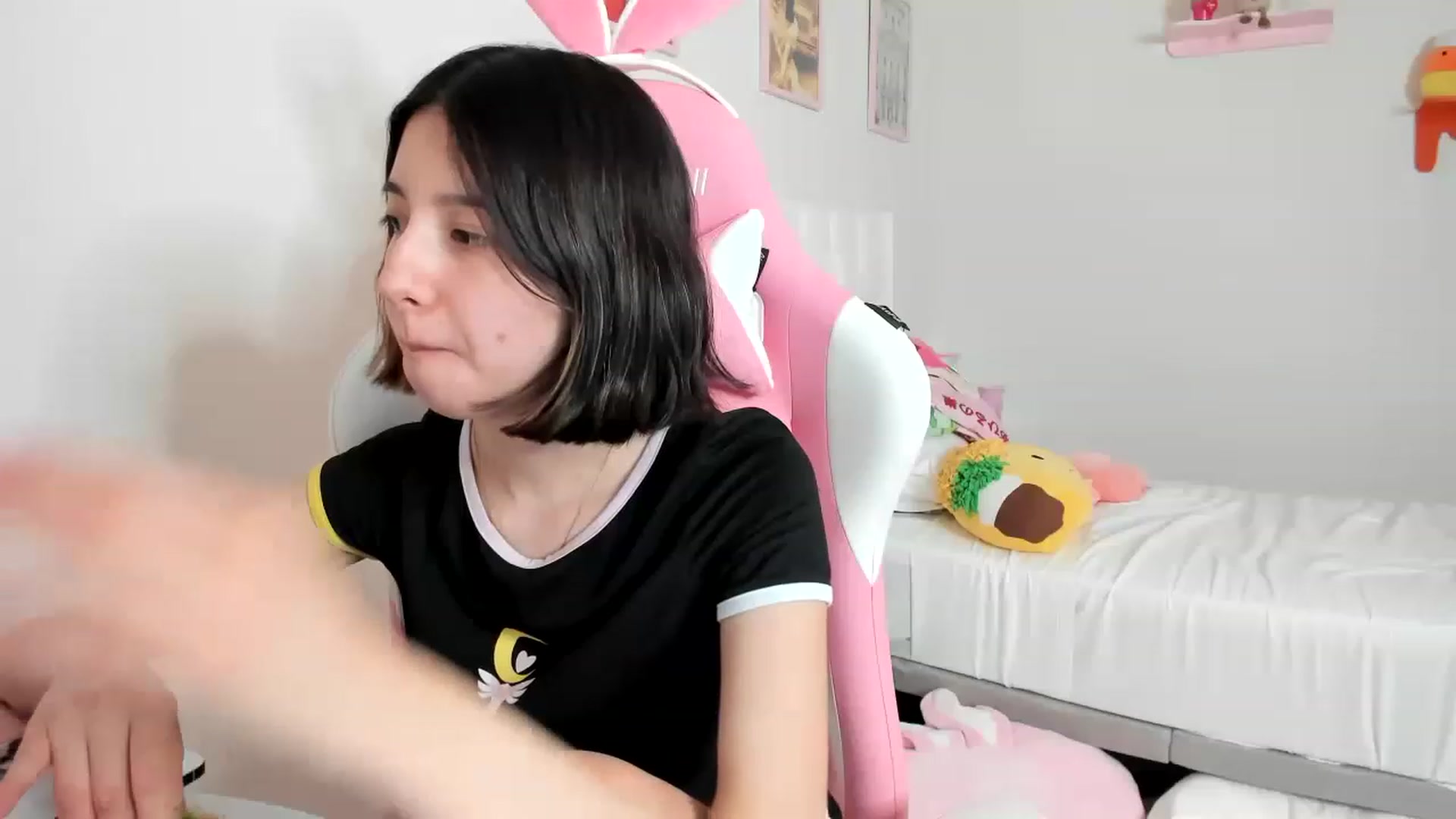 Gallery image thumbnail from Cherrycute666's myfreecams stream on, 04/18/2023, 07:00 image 10 of 20