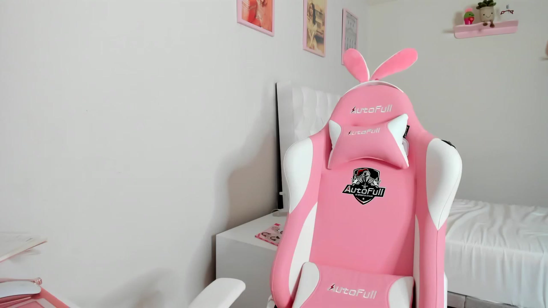 Gallery image thumbnail from Cherrycute666's myfreecams stream on, 04/18/2023, 07:35 image 4 of 20
