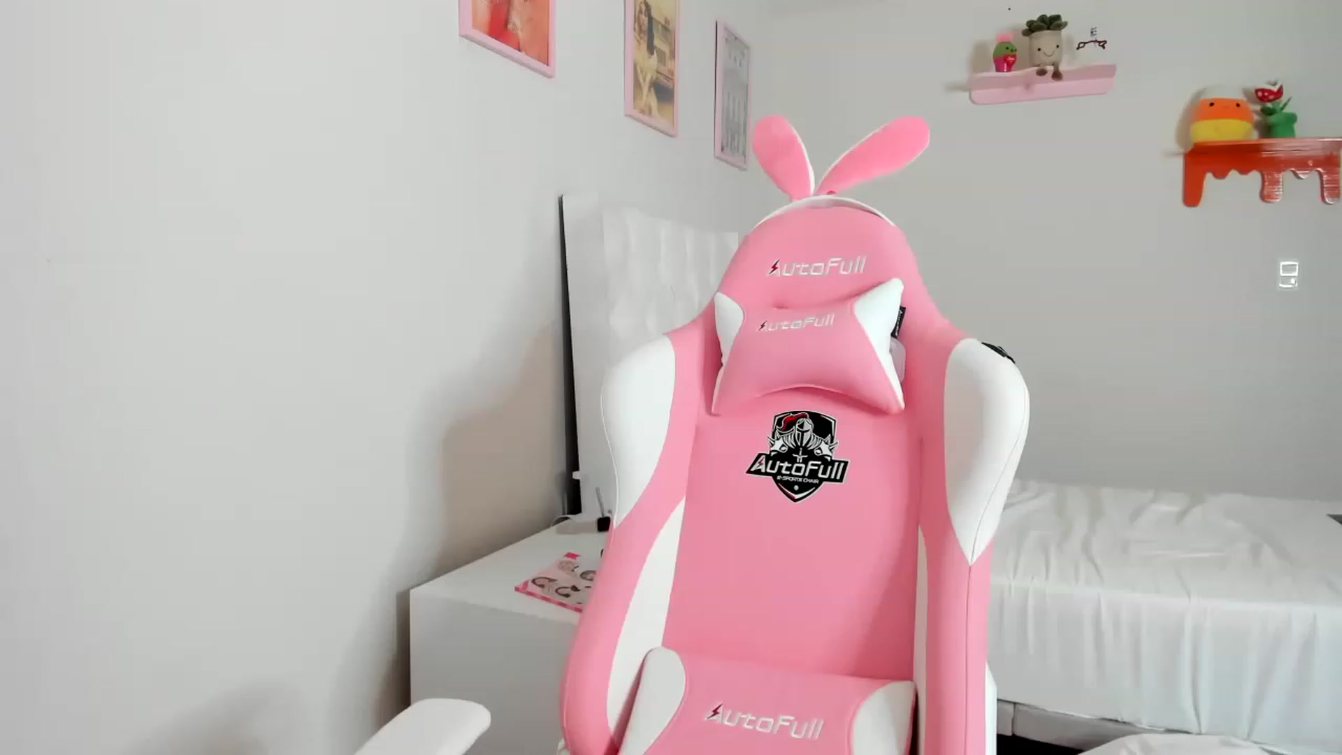 Gallery image thumbnail from Cherrycute666's myfreecams stream on, 04/18/2023, 07:35 image 15 of 20