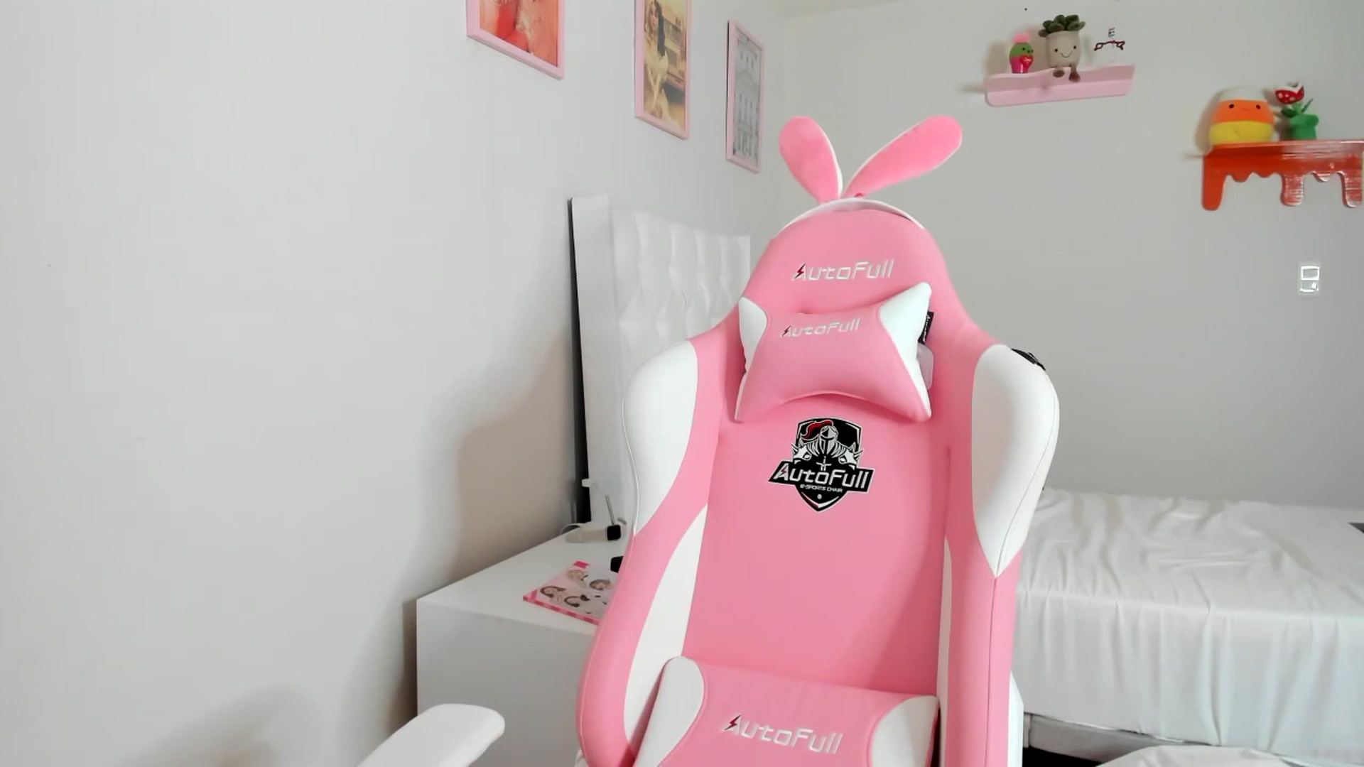 Gallery image thumbnail from Cherrycute666's myfreecams stream on, 04/18/2023, 07:35 image 16 of 20