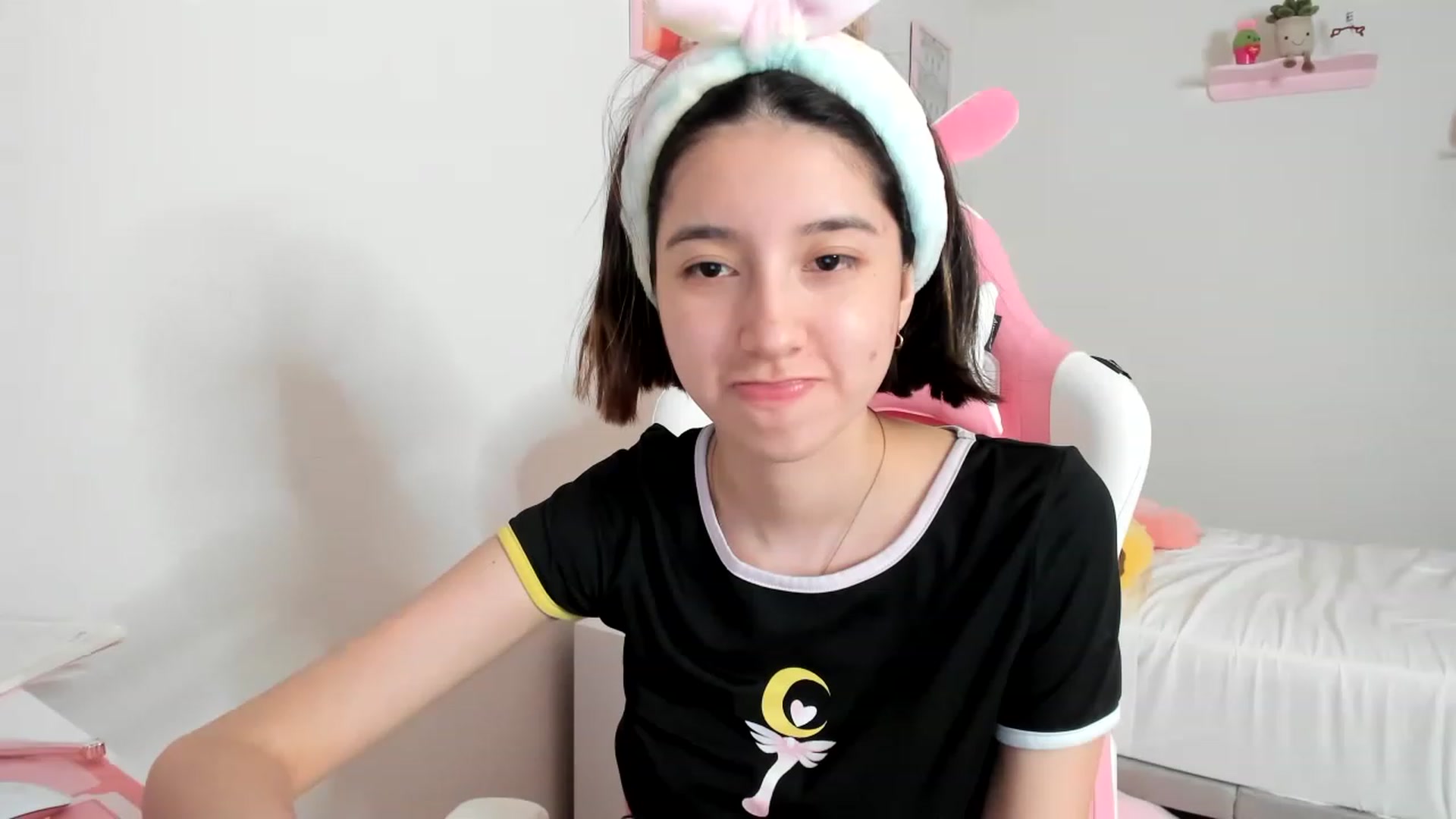Gallery image thumbnail from Cherrycute666's myfreecams stream on, 04/18/2023, 07:35 image 3 of 20