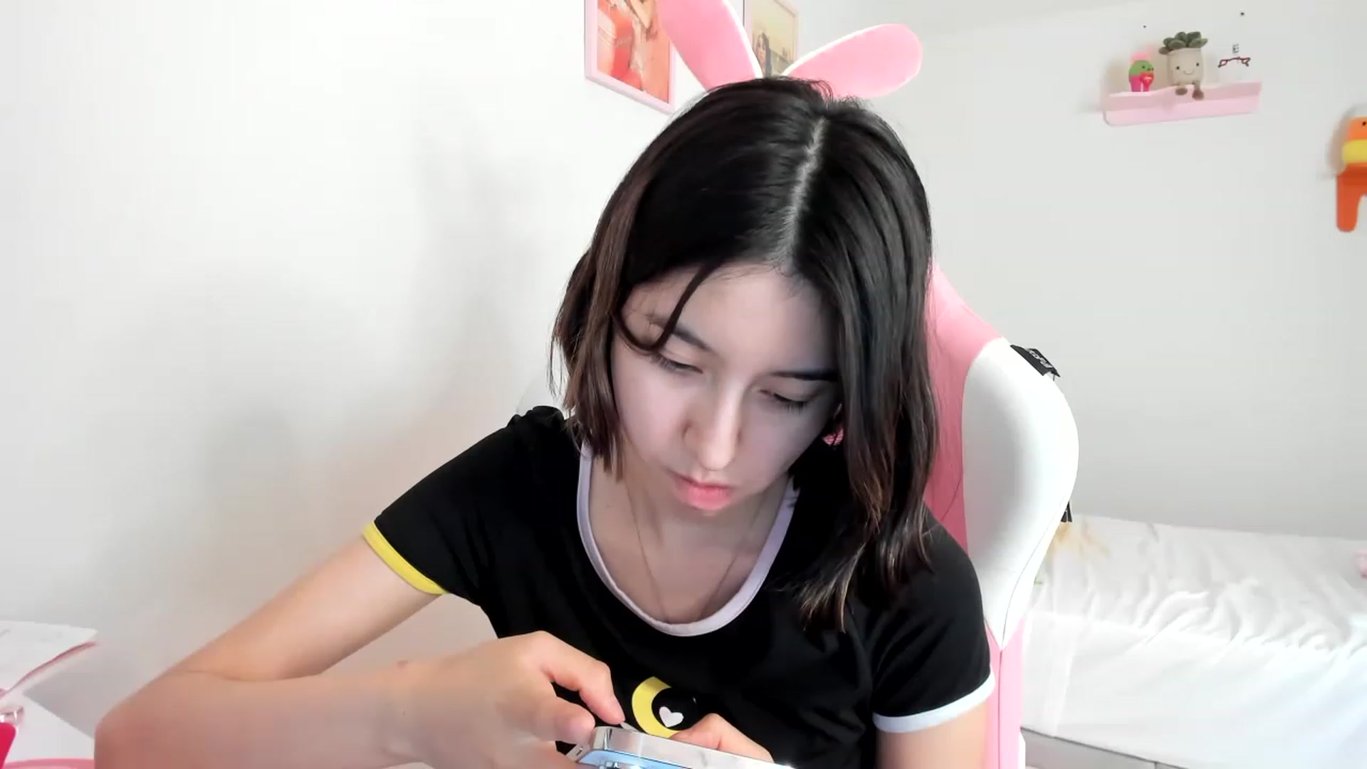 Gallery image thumbnail from Cherrycute666's myfreecams stream on, 04/18/2023, 20:50 image 7 of 20
