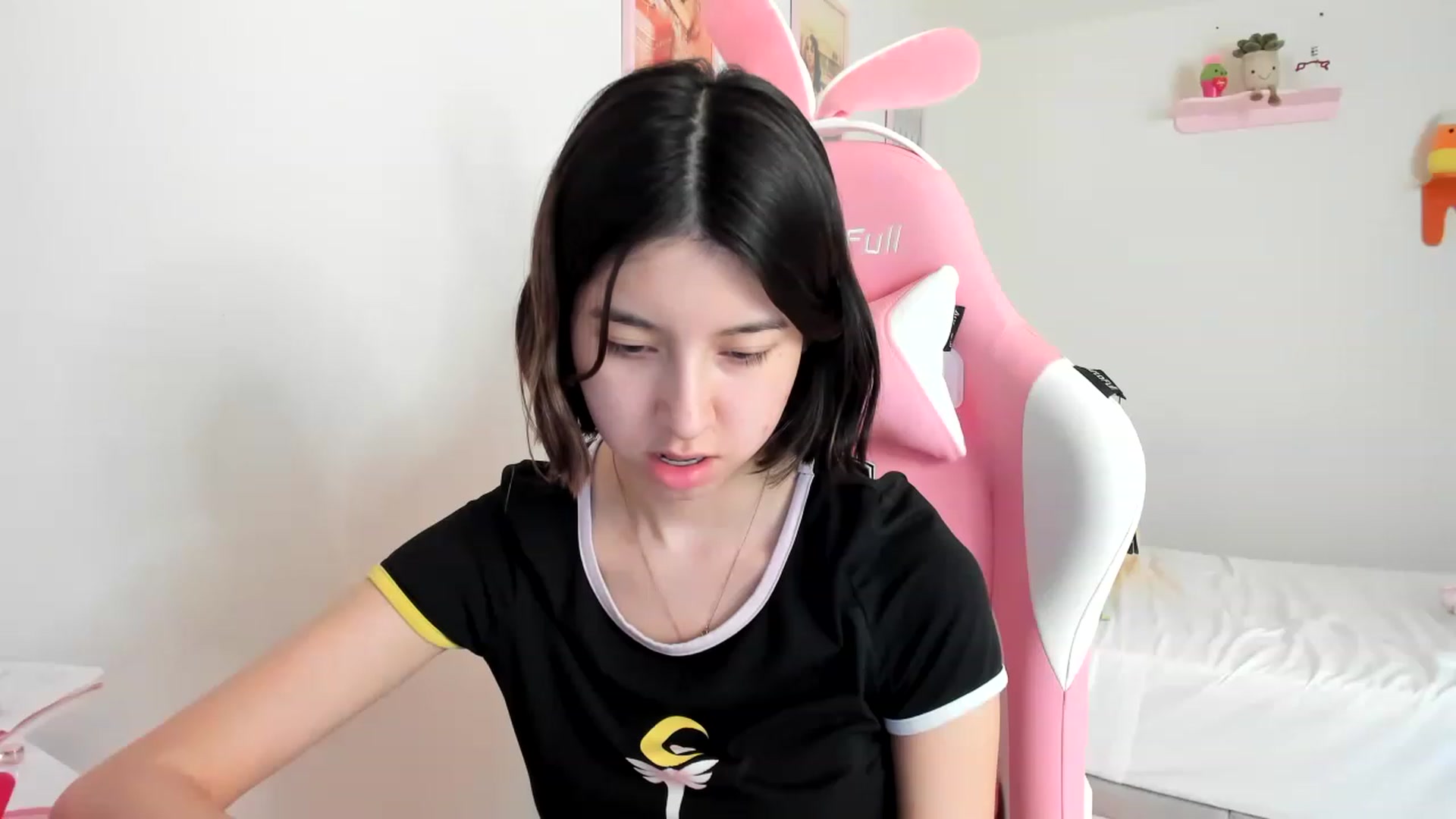 Gallery image thumbnail from Cherrycute666's myfreecams stream on, 04/18/2023, 20:50 image 8 of 20
