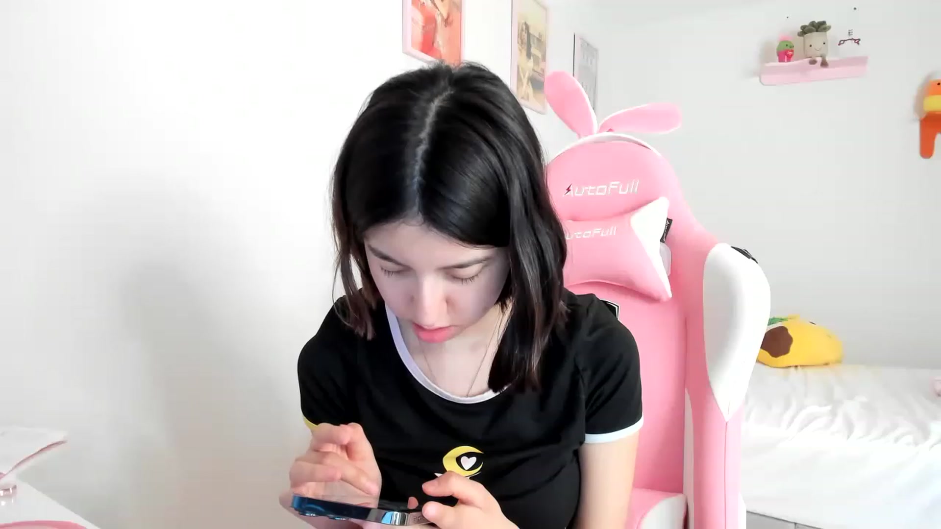 Gallery image thumbnail from Cherrycute666's myfreecams stream on, 04/18/2023, 20:50 image 4 of 20