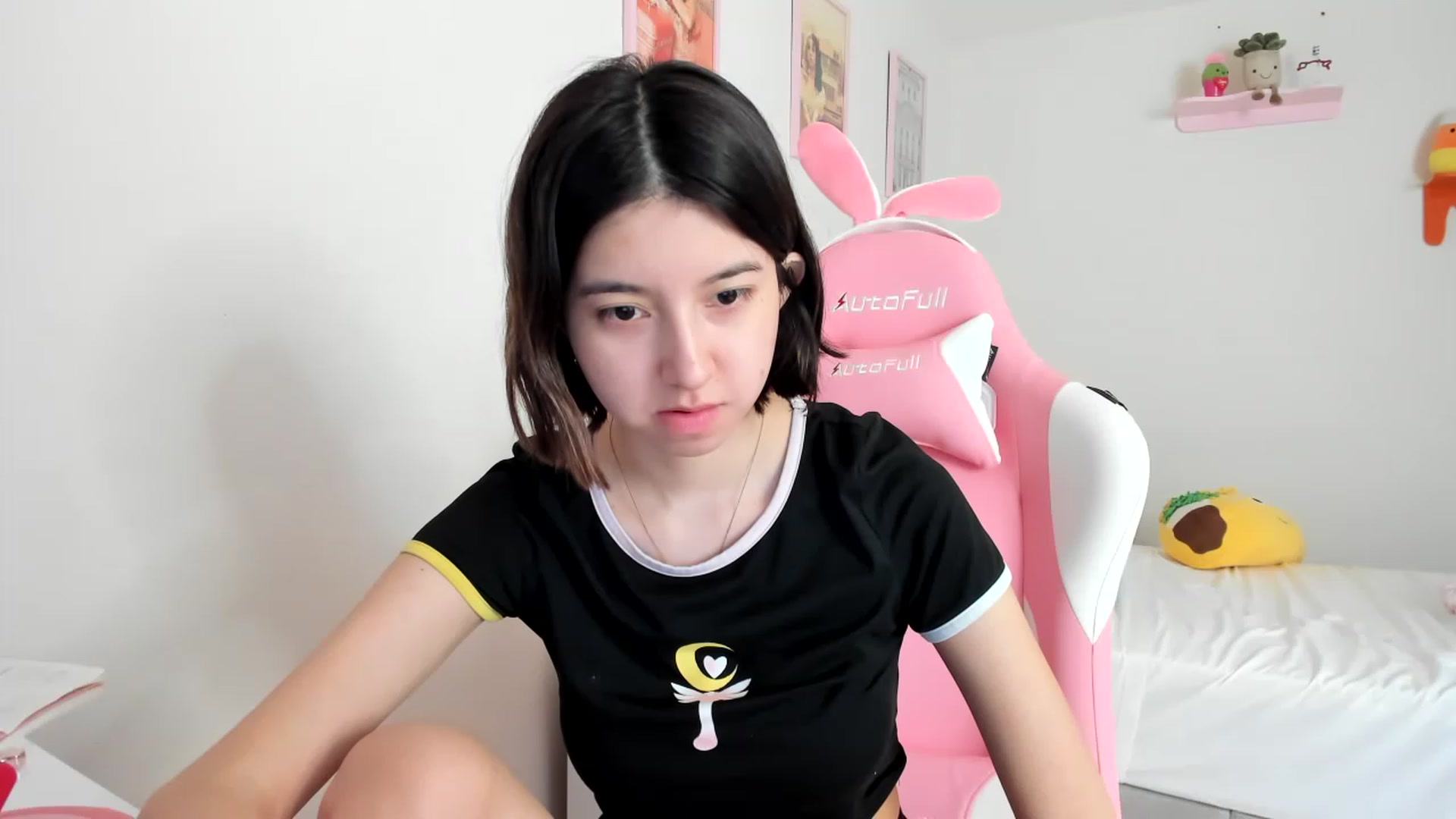 Gallery image thumbnail from Cherrycute666's myfreecams stream on, 04/18/2023, 20:50 image 2 of 20
