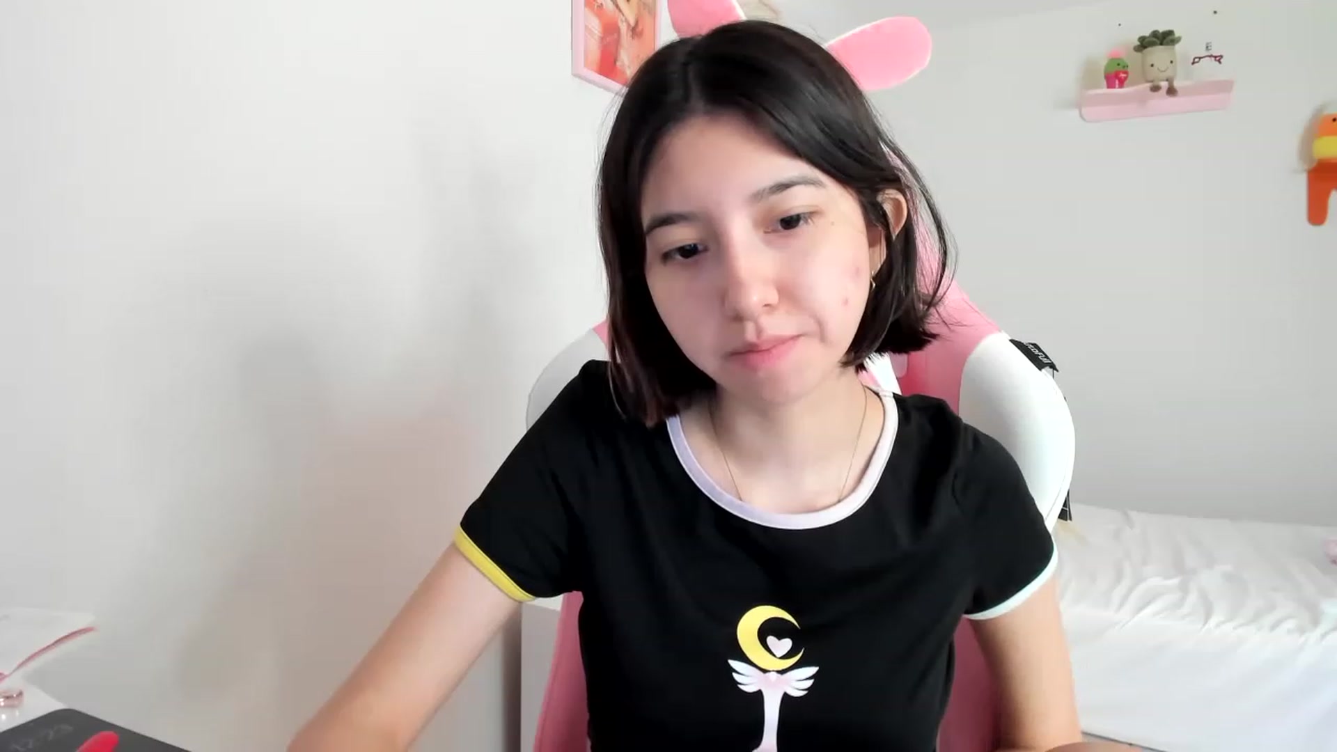 Gallery image thumbnail from Cherrycute666's myfreecams stream on, 04/18/2023, 20:50 image 6 of 20