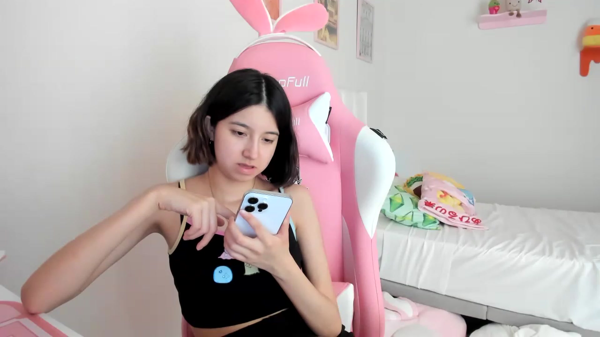 Gallery image thumbnail from Cherrycute666's myfreecams stream on, 04/18/2023, 23:03 image 19 of 20