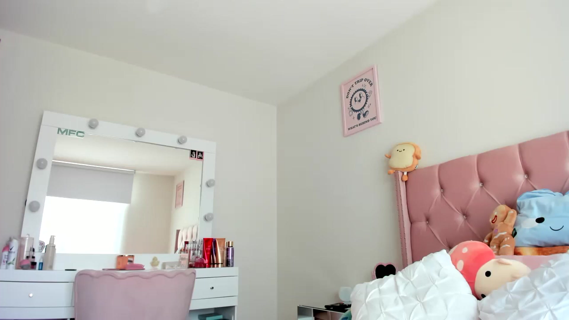 Gallery image thumbnail from Cherrycute666's myfreecams stream on, 04/18/2023, 23:03 image 8 of 20
