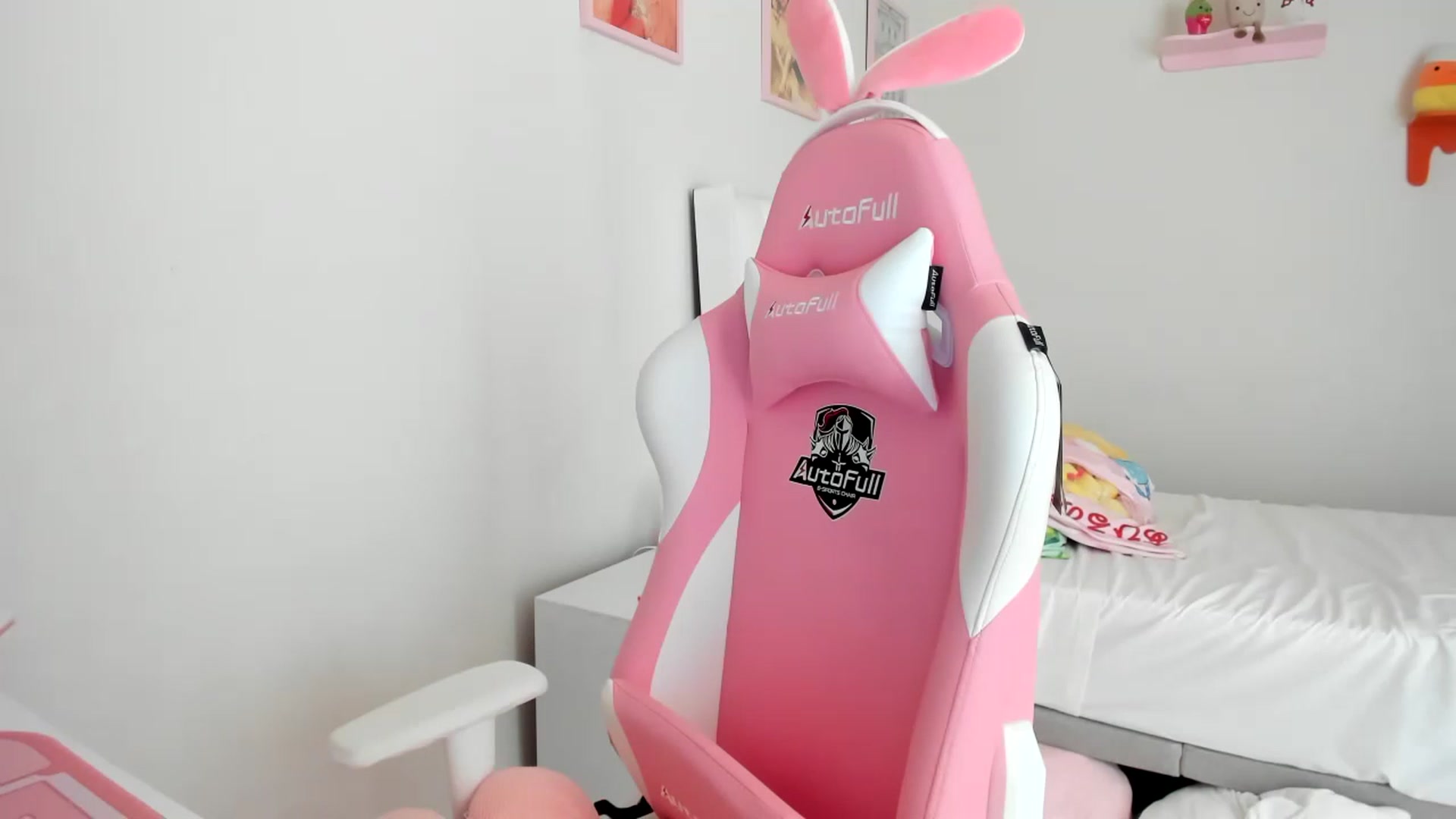 Gallery image thumbnail from Cherrycute666's myfreecams stream on, 04/18/2023, 23:03 image 18 of 20