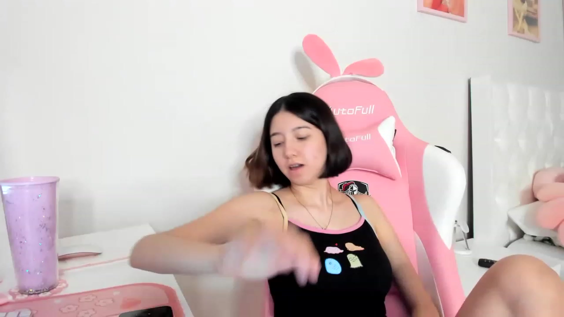 Gallery image thumbnail from Cherrycute666's myfreecams stream on, 04/19/2023, 02:38 image 1 of 20