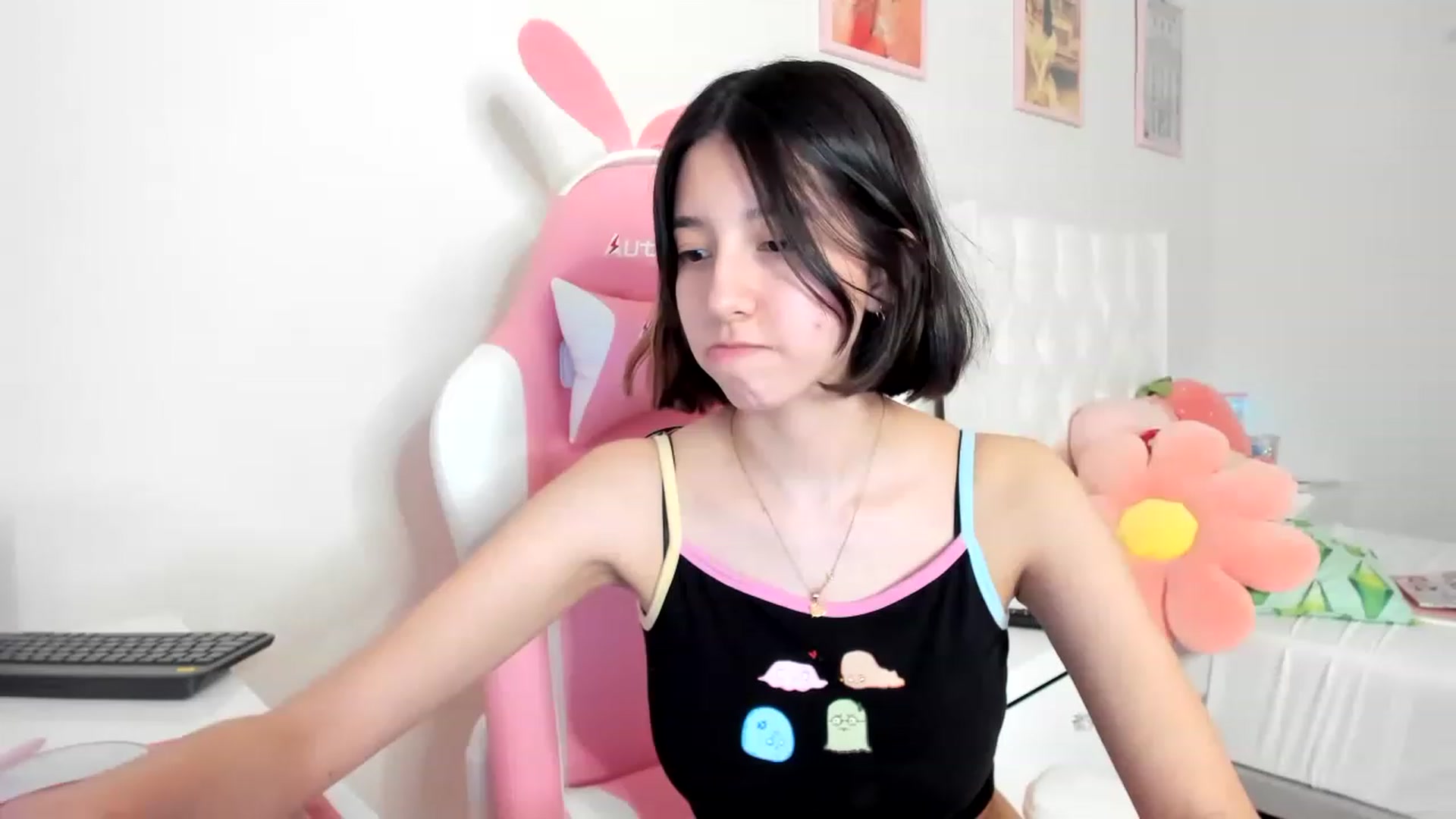 Gallery image thumbnail from Cherrycute666's myfreecams stream on, 04/19/2023, 06:03 image 12 of 20