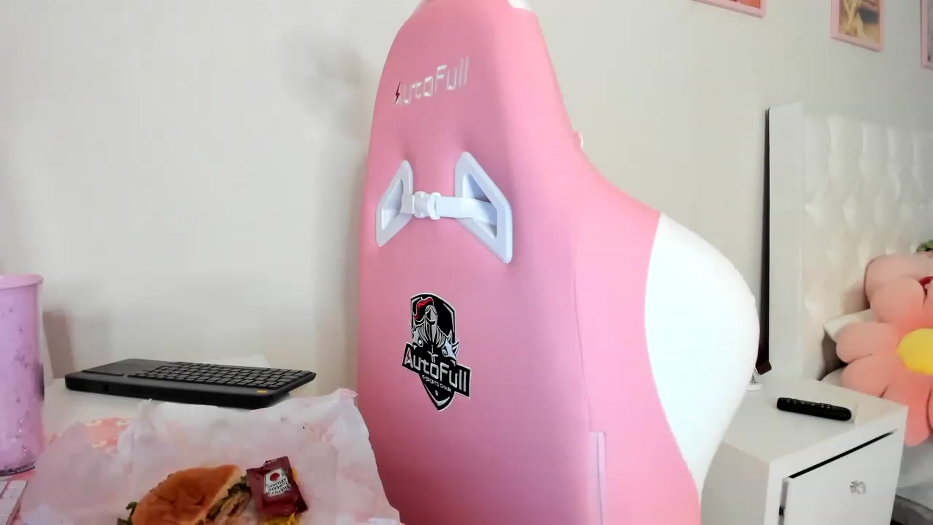 Gallery image thumbnail from Cherrycute666's myfreecams stream on, 04/19/2023, 06:03 image 10 of 20