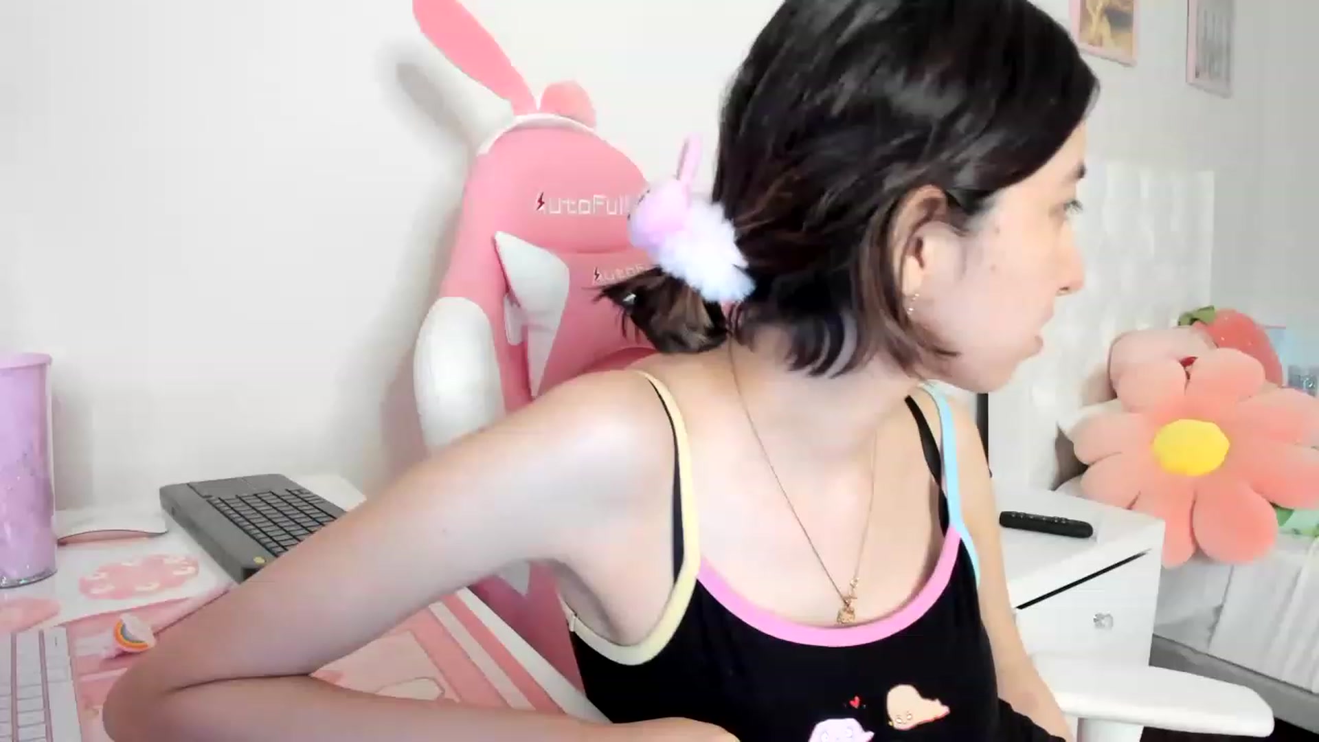 Gallery image thumbnail from Cherrycute666's myfreecams stream on, 04/19/2023, 06:03 image 1 of 20