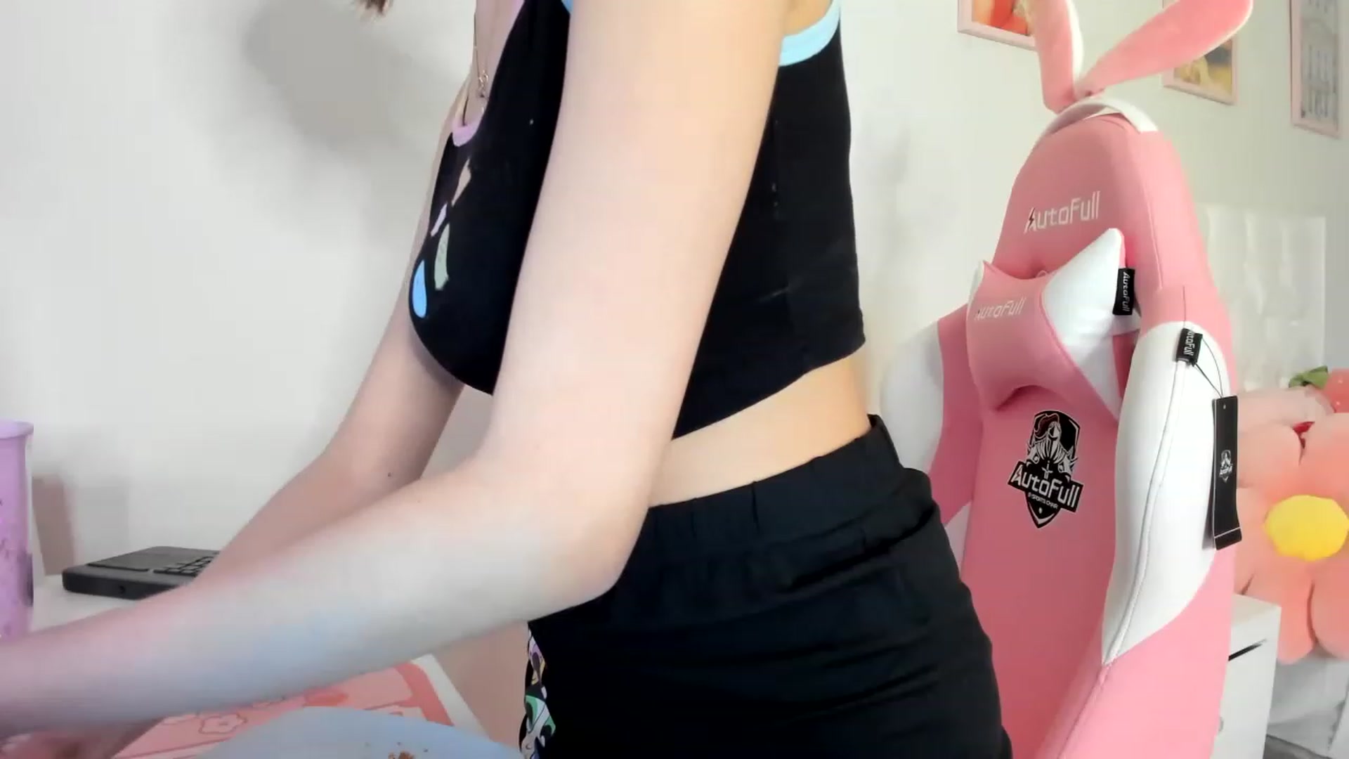 Gallery image thumbnail from Cherrycute666's myfreecams stream on, 04/19/2023, 06:03 image 9 of 20