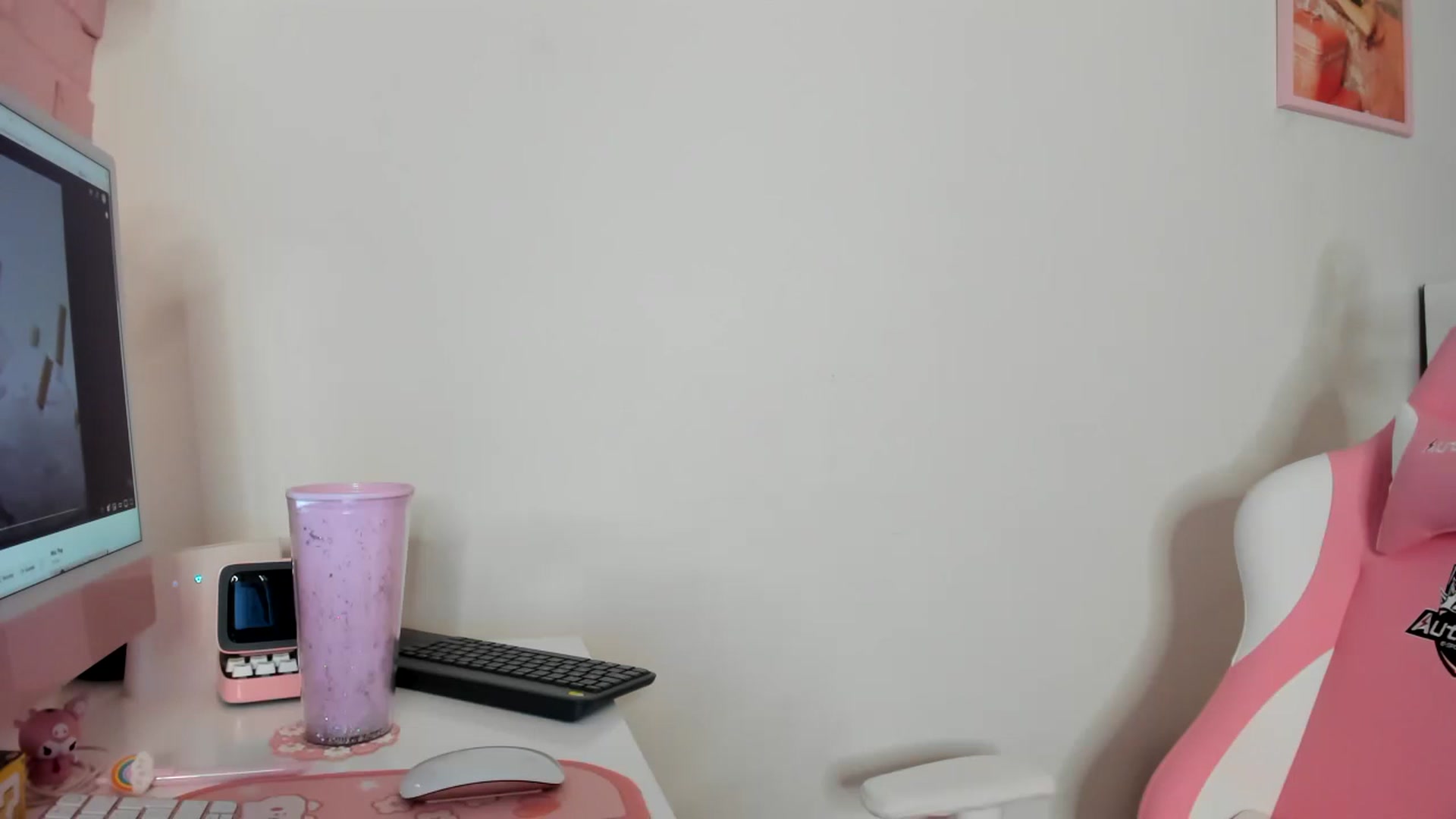Gallery image thumbnail from Cherrycute666's myfreecams stream on, 04/19/2023, 07:11 image 1 of 20