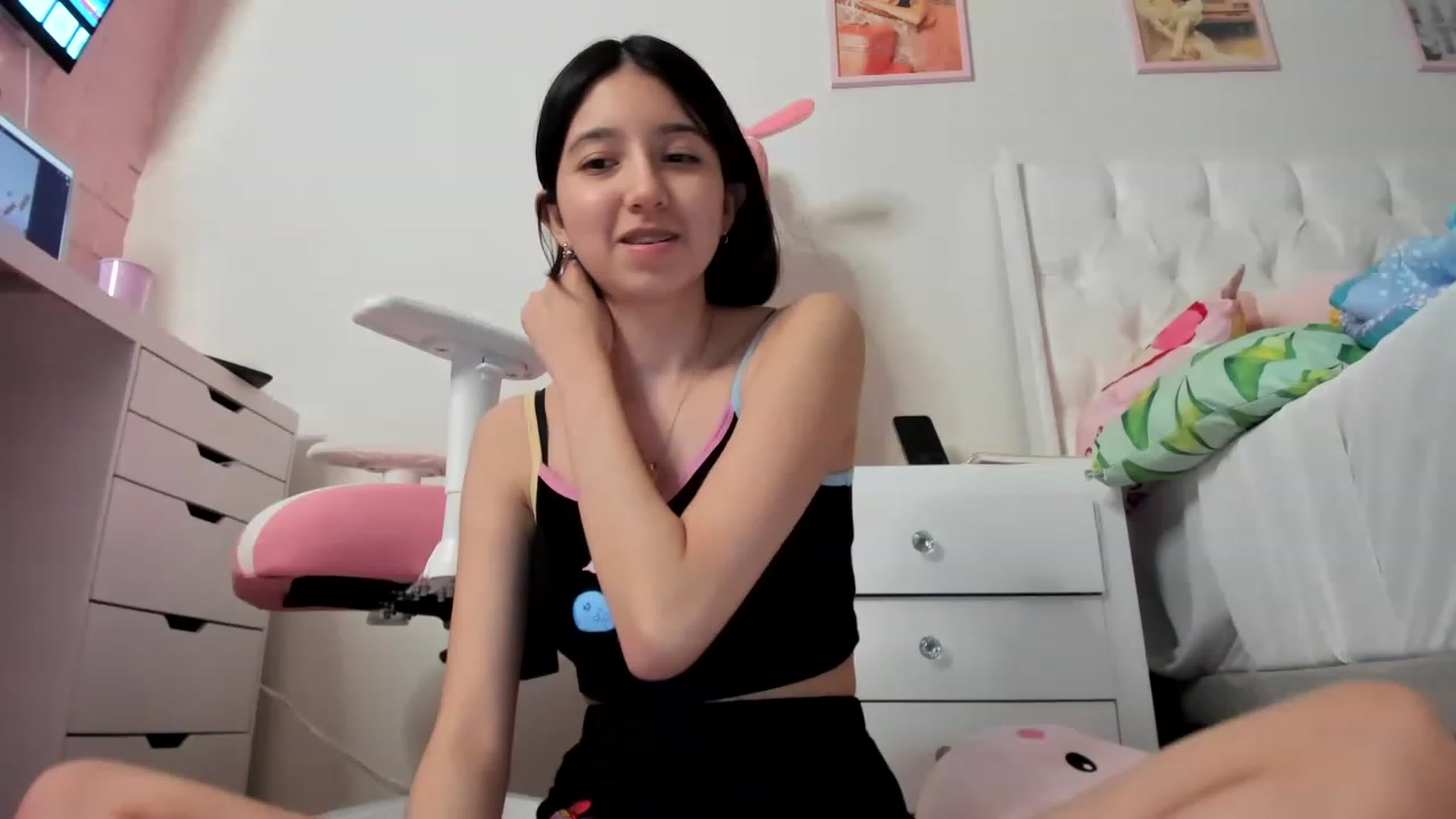 Gallery image thumbnail from Cherrycute666's myfreecams stream on, 04/19/2023, 07:11 image 6 of 20