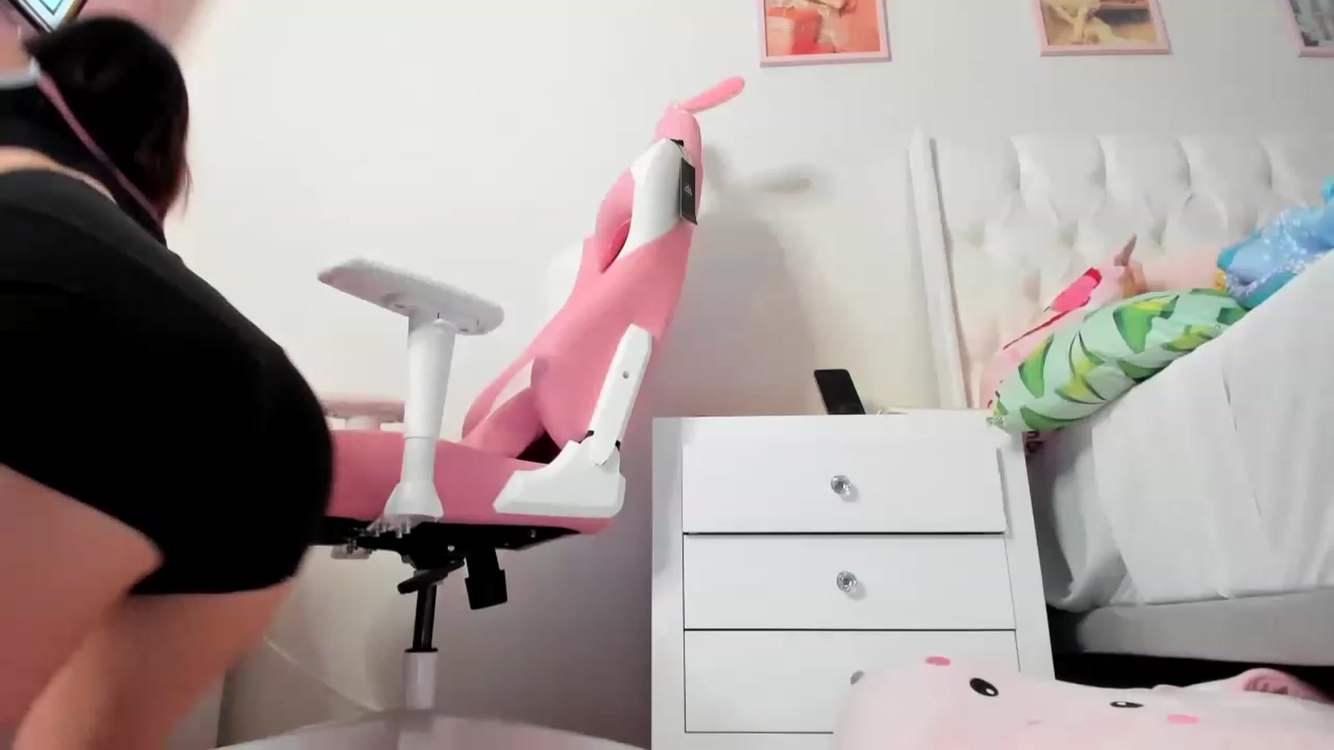 Gallery image thumbnail from Cherrycute666's myfreecams stream on, 04/19/2023, 07:11 image 5 of 20