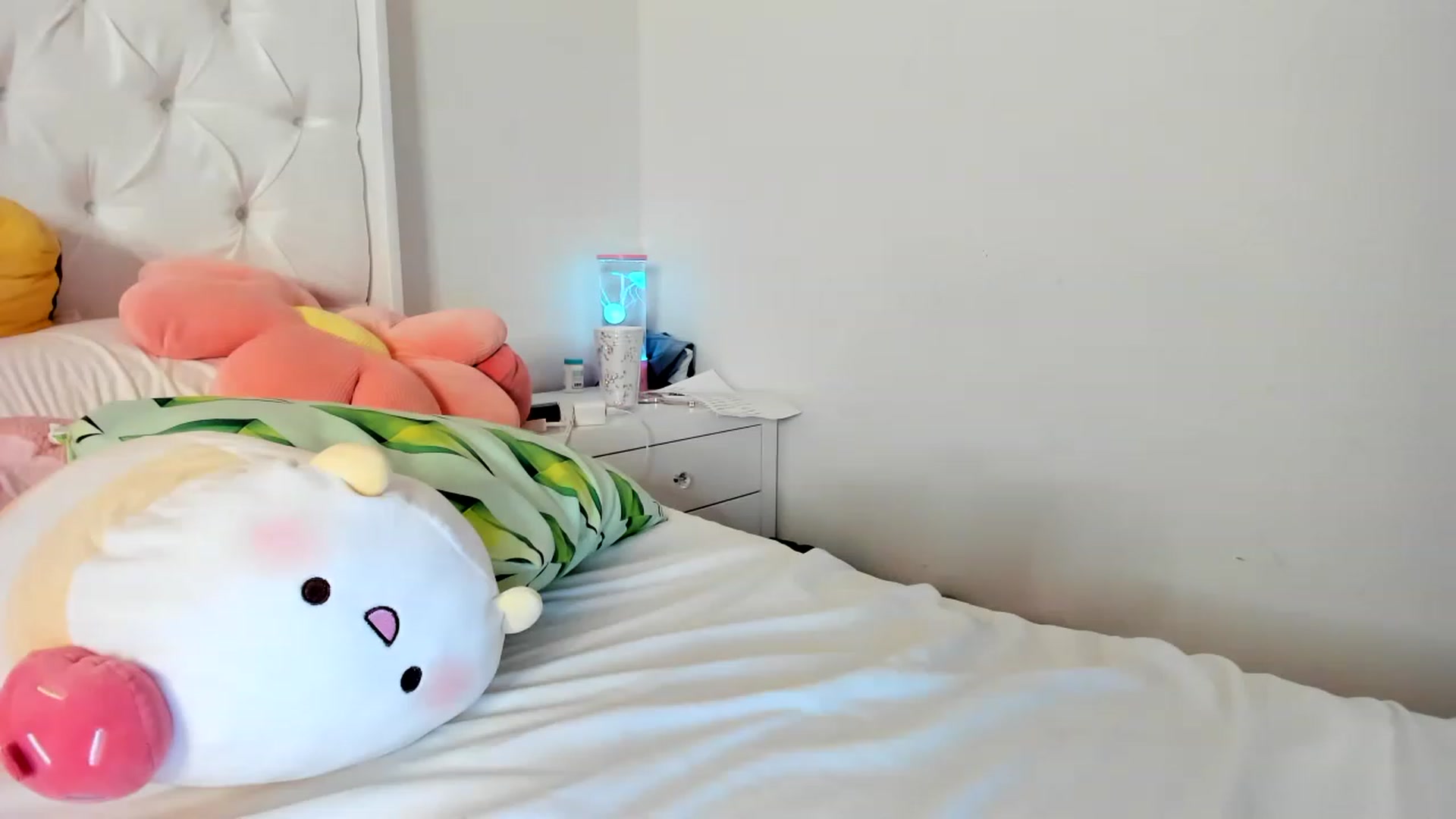 Gallery image thumbnail from Cherrycute666's myfreecams stream on, 04/19/2023, 10:28 image 17 of 20
