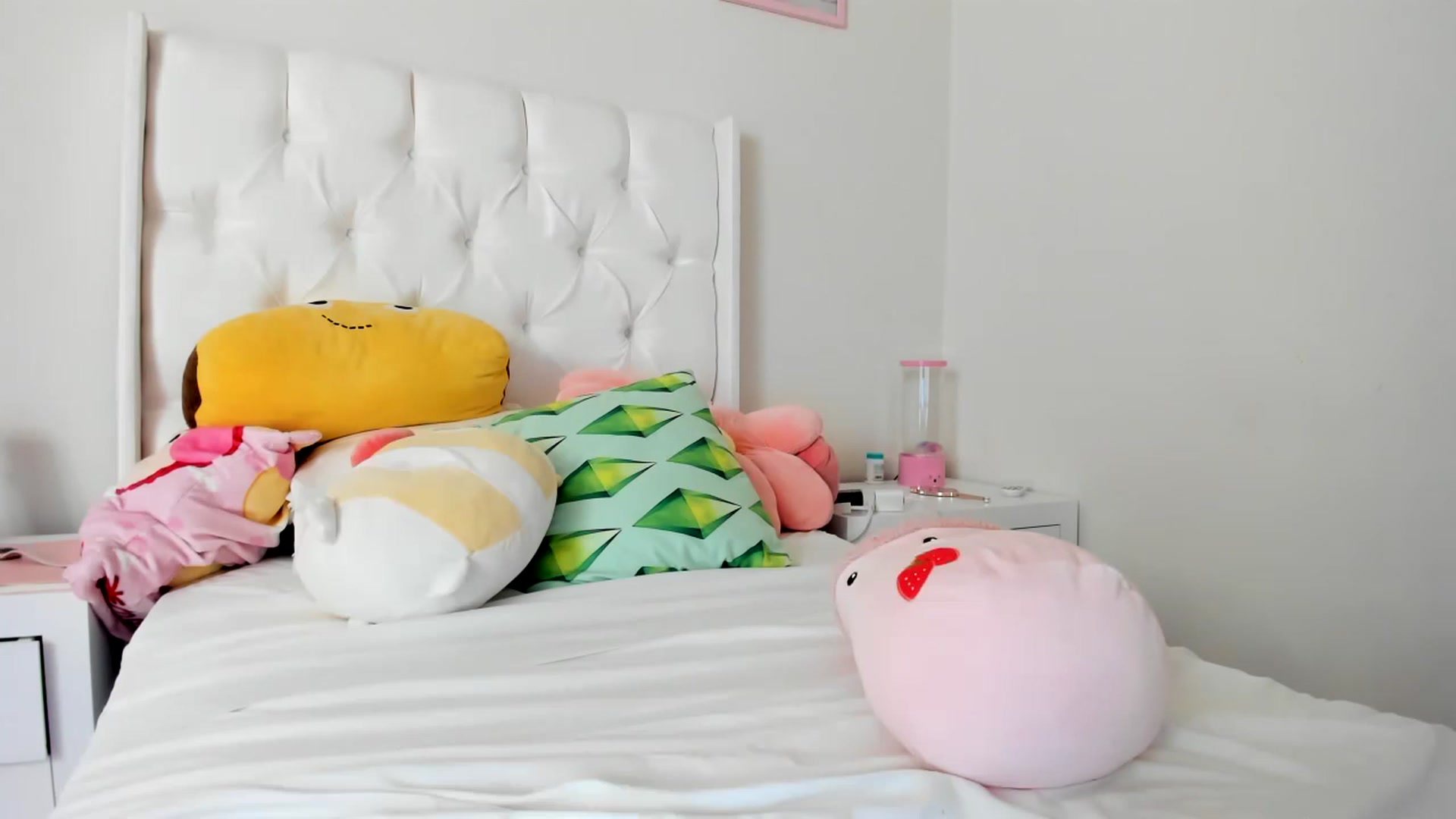 Gallery image thumbnail from Cherrycute666's myfreecams stream on, 04/19/2023, 16:05 image 14 of 20