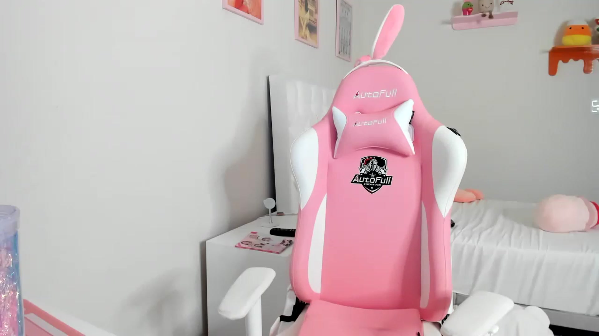 Gallery image thumbnail from Cherrycute666's myfreecams stream on, 04/20/2023, 10:31 image 9 of 20