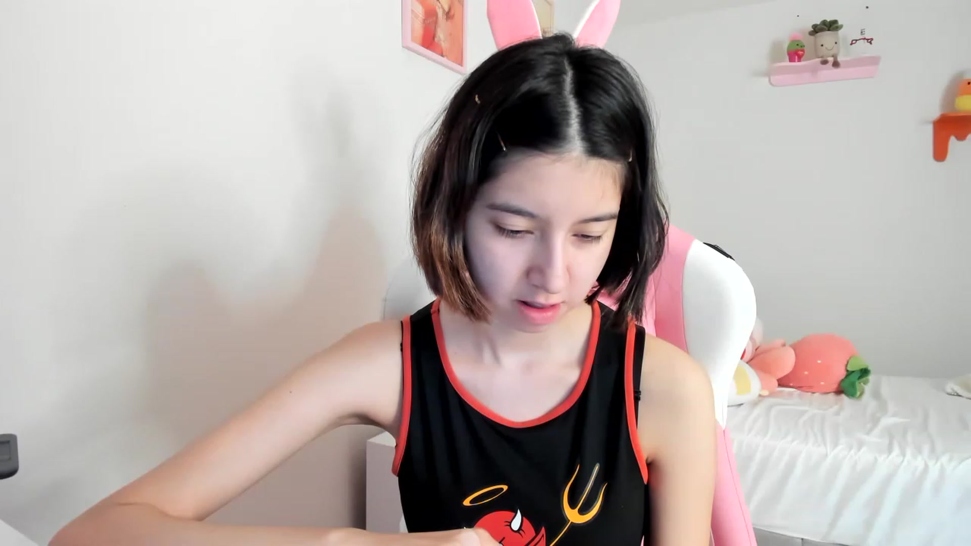 Gallery image thumbnail from Cherrycute666's myfreecams stream on, 04/20/2023, 21:36 image 10 of 20
