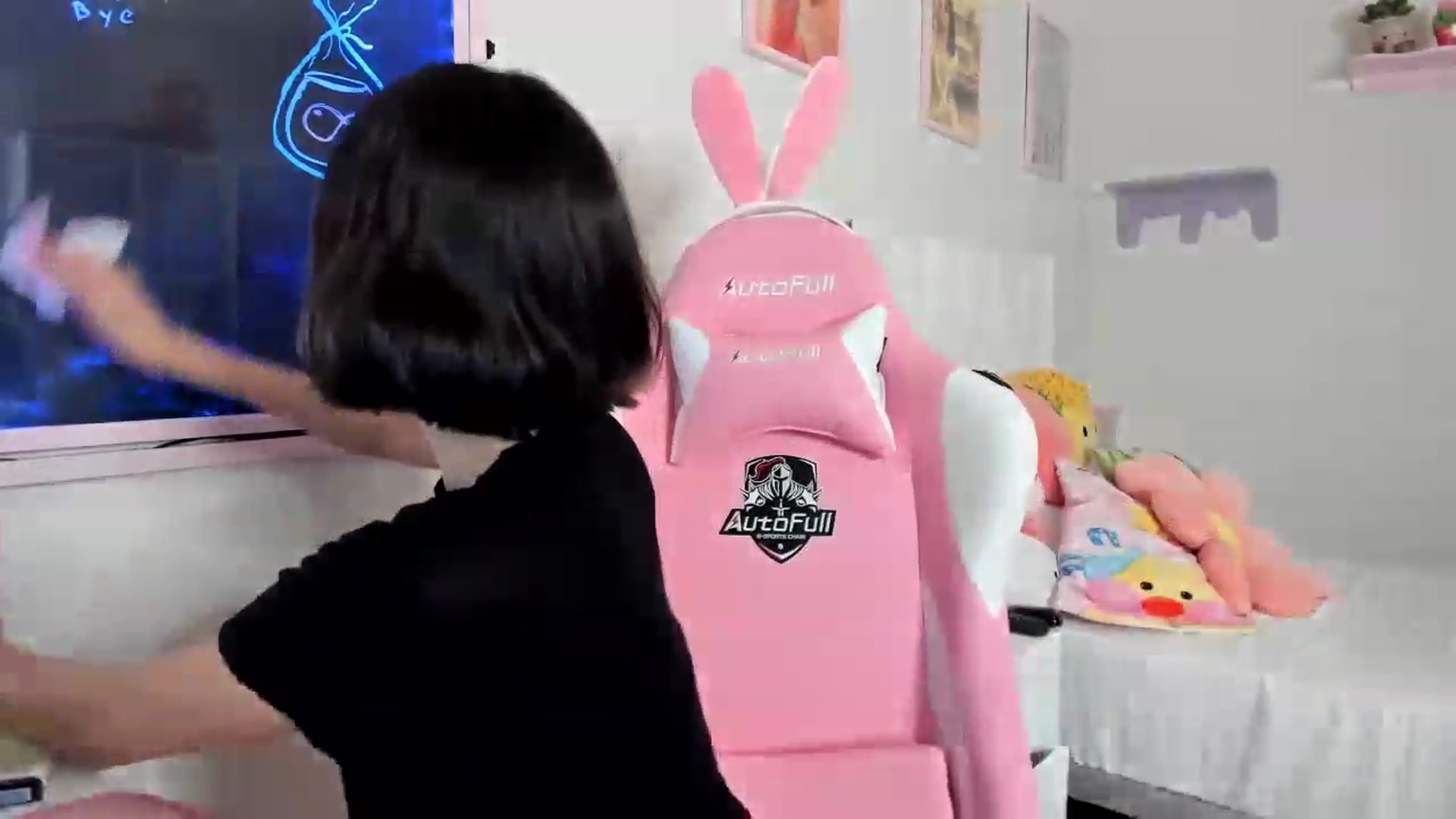 Gallery image thumbnail from Cherrycute666's myfreecams stream on, 04/21/2023, 24:57 image 18 of 20