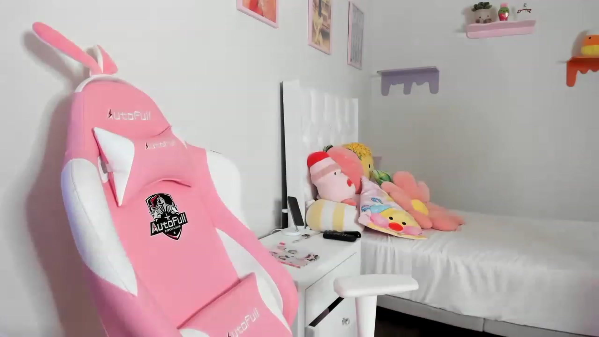 Gallery image thumbnail from Cherrycute666's myfreecams stream on, 04/21/2023, 06:23 image 16 of 20