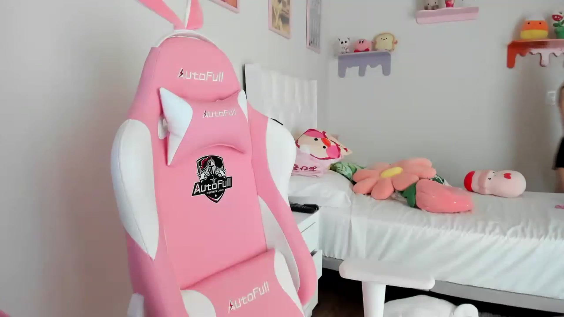 Gallery image thumbnail from Cherrycute666's myfreecams stream on, 04/21/2023, 18:47 image 16 of 20