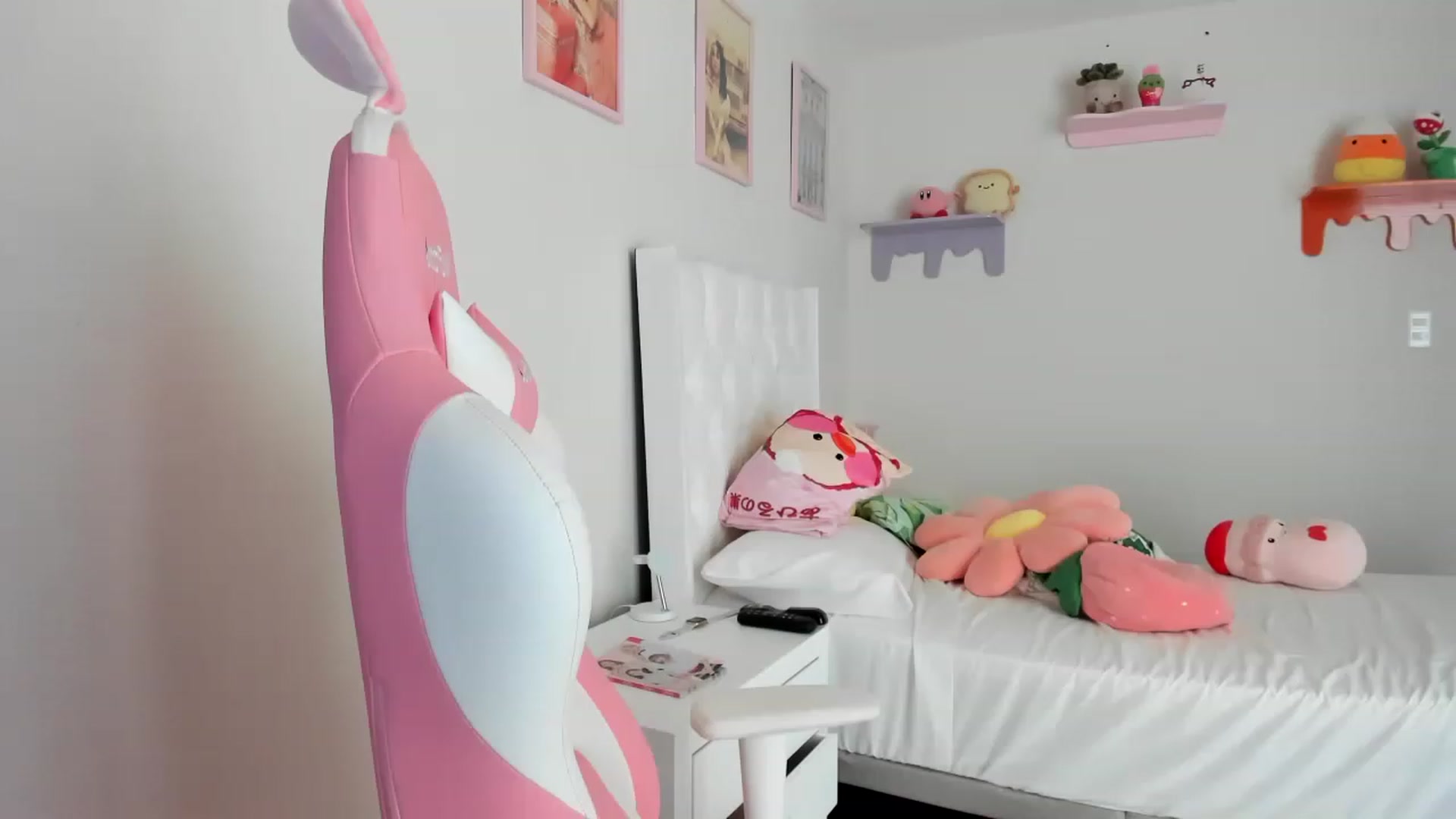 Gallery image thumbnail from Cherrycute666's myfreecams stream on, 04/21/2023, 18:47 image 14 of 20