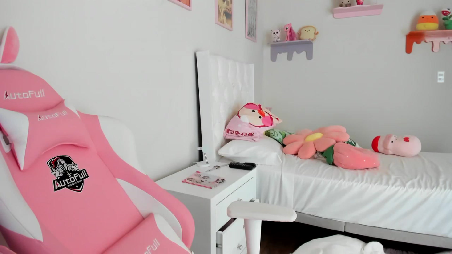 Gallery image thumbnail from Cherrycute666's myfreecams stream on, 04/21/2023, 21:15 image 10 of 20