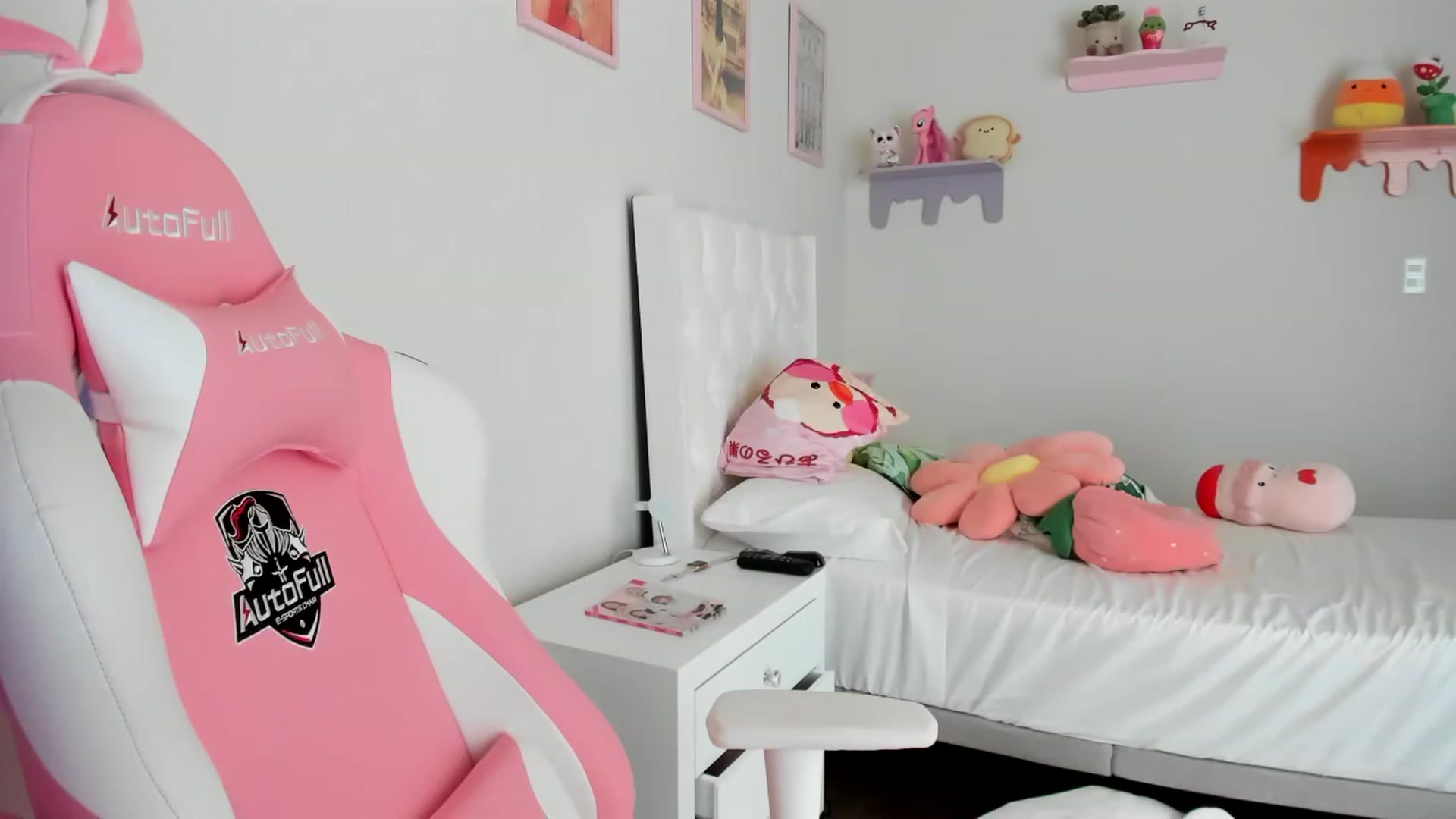 Gallery image thumbnail from Cherrycute666's myfreecams stream on, 04/21/2023, 21:15 image 6 of 20