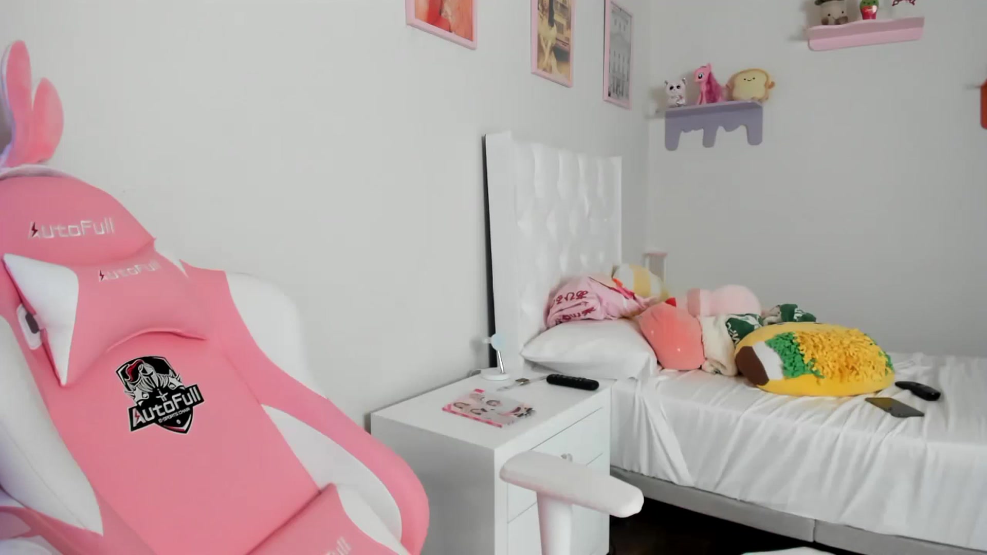 Gallery image thumbnail from Cherrycute666's myfreecams stream on, 04/21/2023, 23:36 image 12 of 20