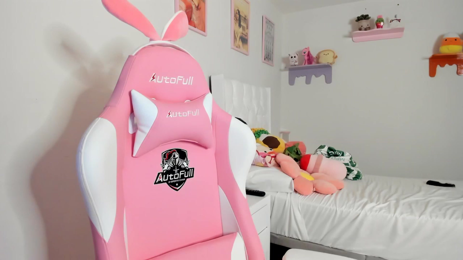 Gallery image thumbnail from Cherrycute666's myfreecams stream on, 04/22/2023, 03:27 image 14 of 20