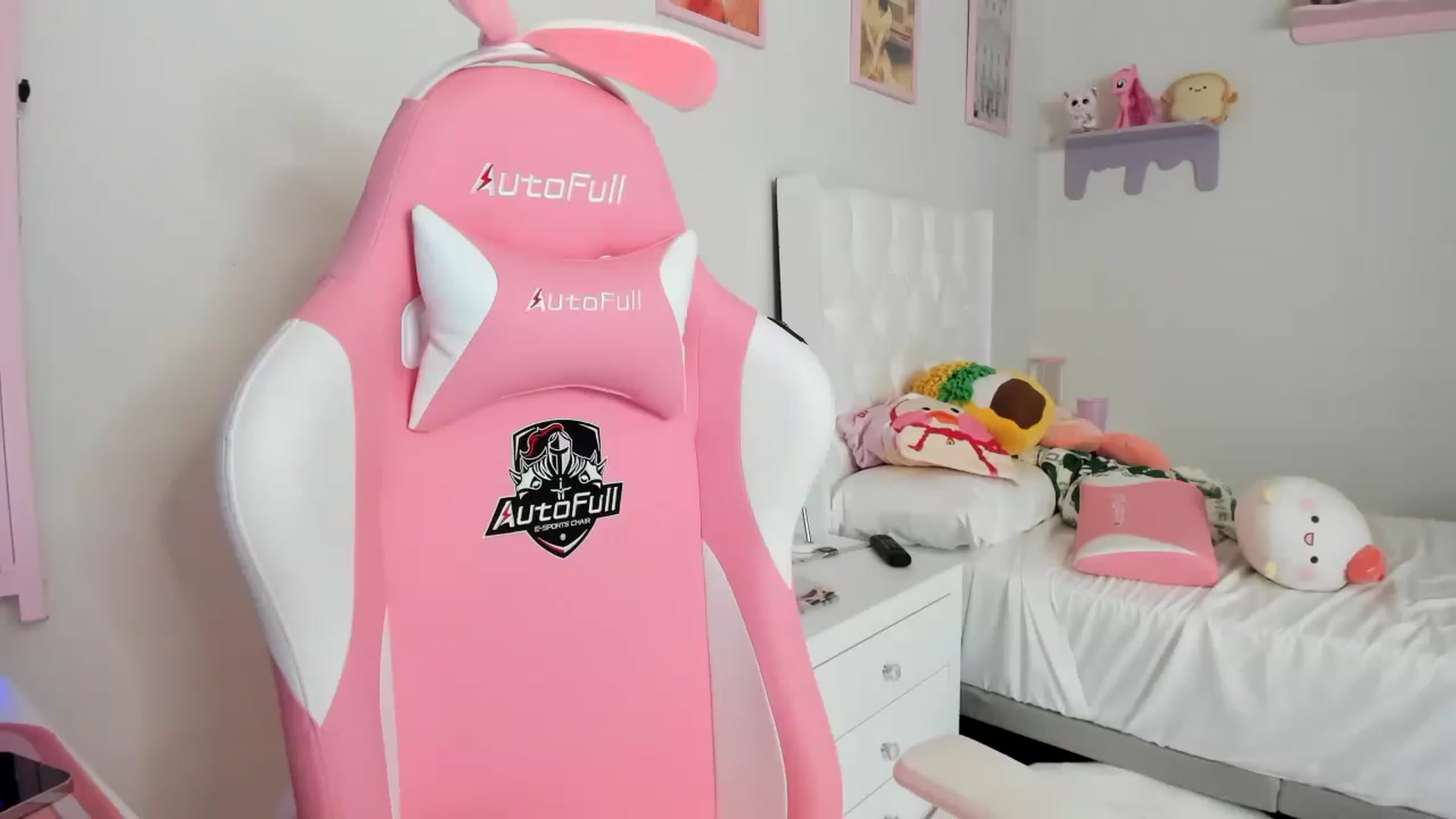 Gallery image thumbnail from Cherrycute666's myfreecams stream on, 04/22/2023, 13:56 image 17 of 20