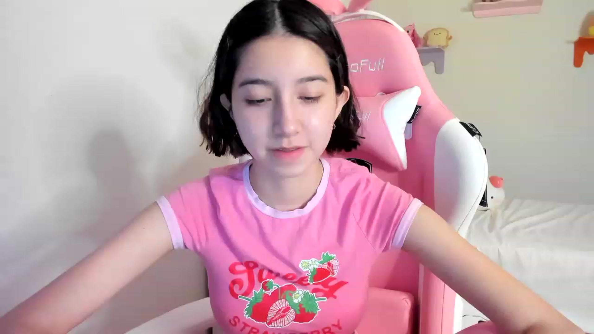 Gallery image thumbnail from Cherrycute666's myfreecams stream on, 04/23/2023, 11:57 image 17 of 20