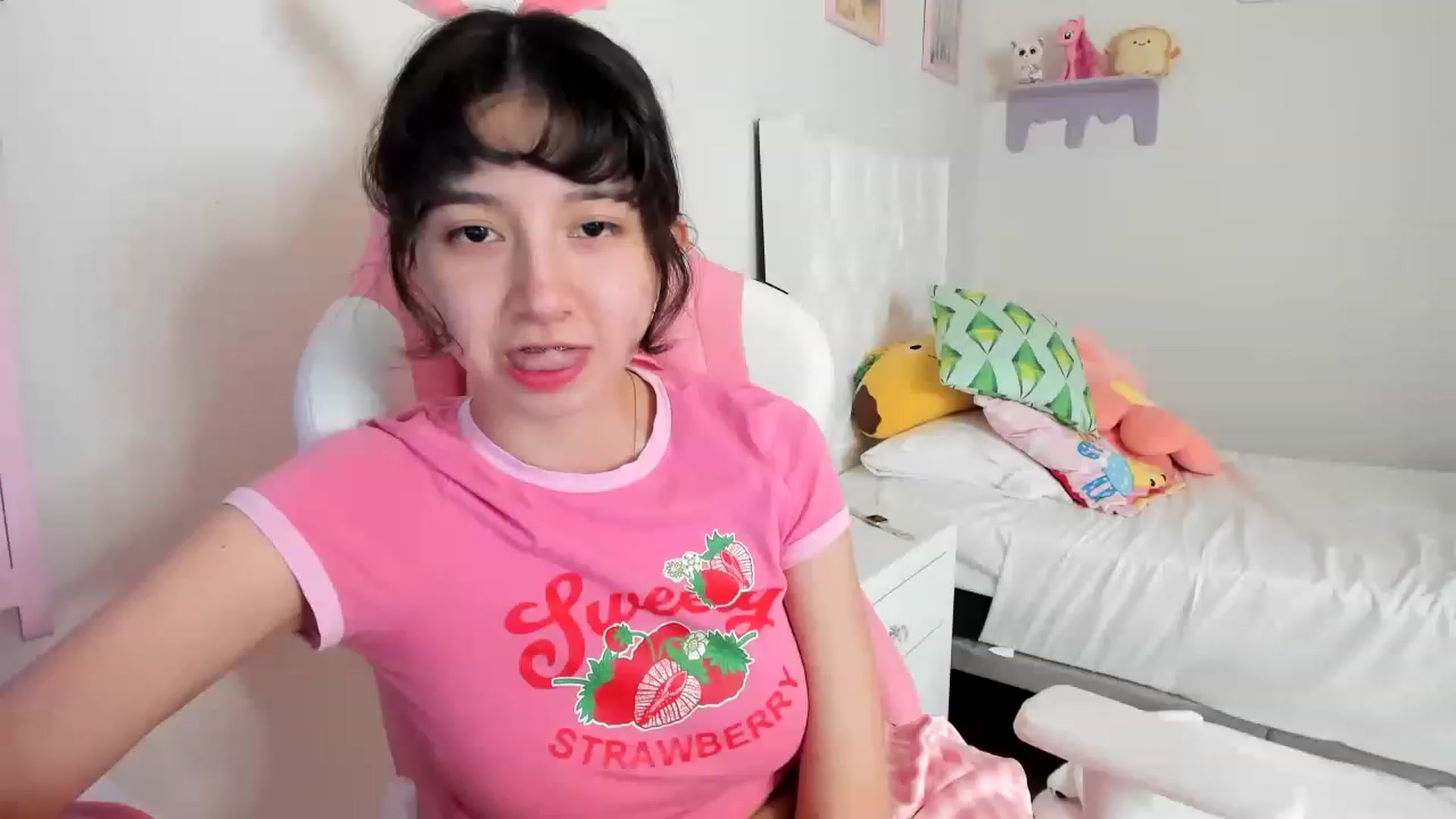 Gallery image thumbnail from Cherrycute666's myfreecams stream on, 04/24/2023, 24:20 image 17 of 20
