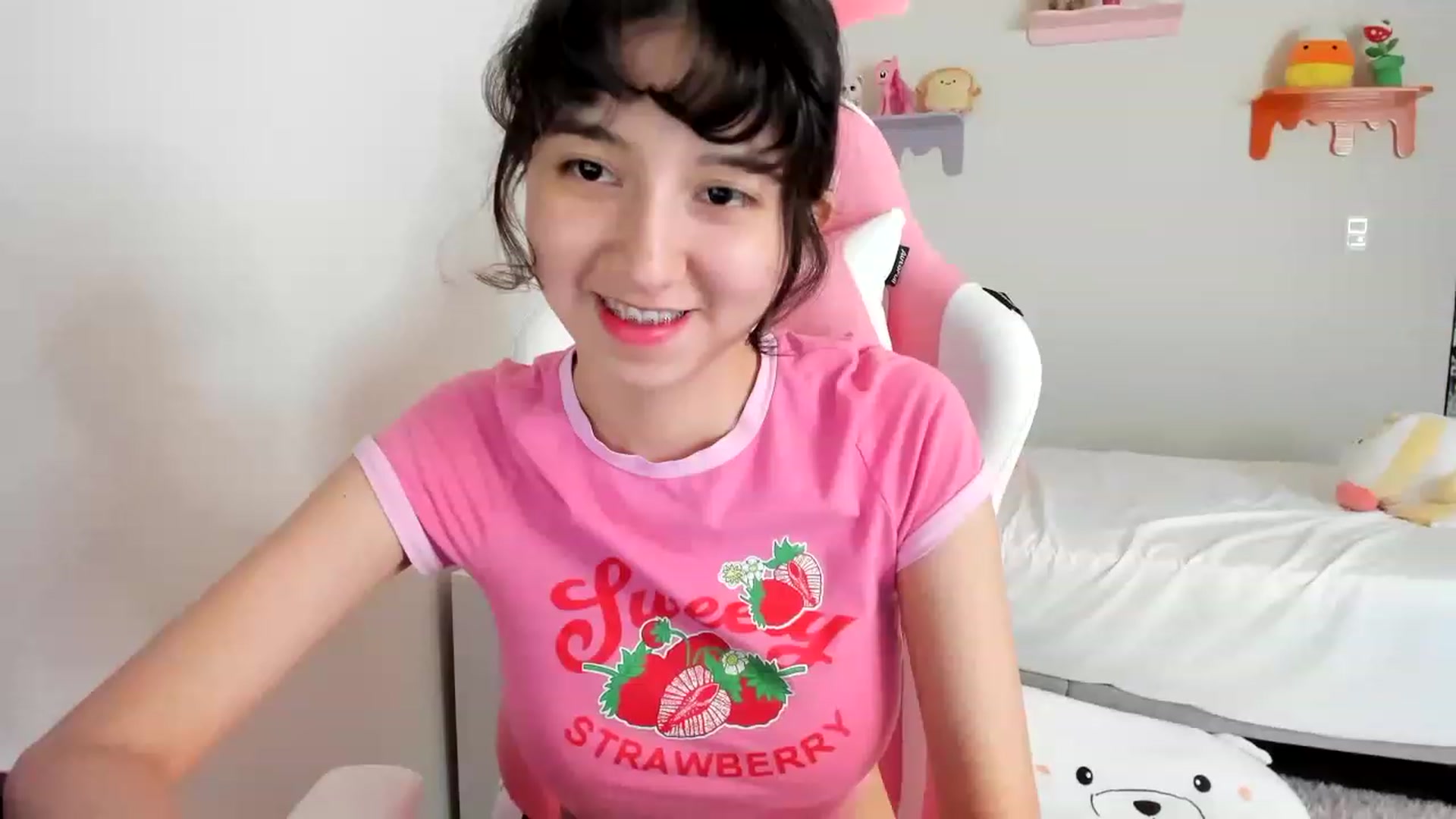Gallery image thumbnail from Cherrycute666's myfreecams stream on, 04/24/2023, 24:20 image 13 of 20