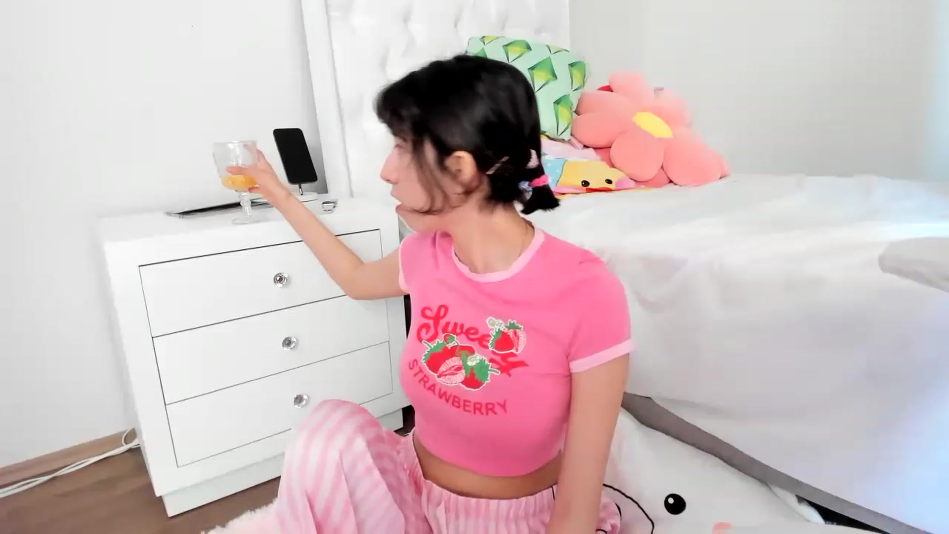 Gallery image thumbnail from Cherrycute666's myfreecams stream on, 04/24/2023, 24:20 image 5 of 20
