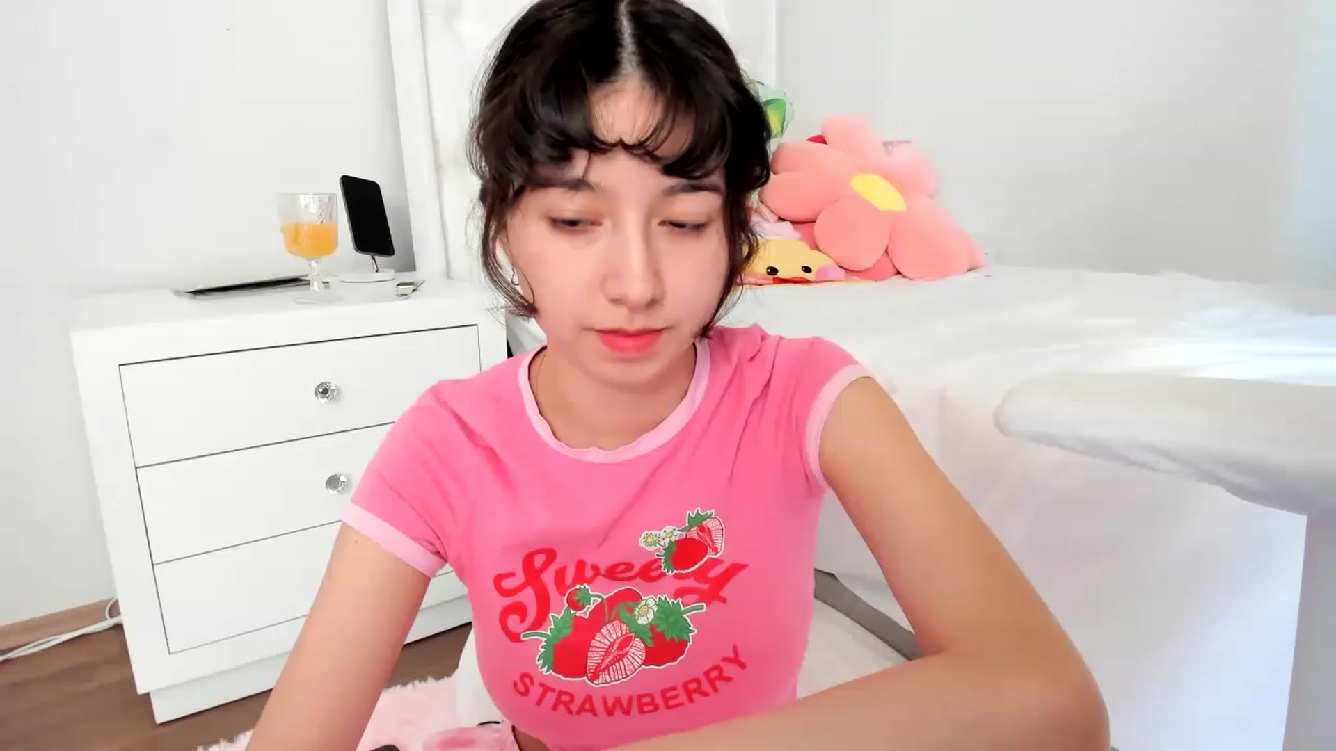 Gallery image thumbnail from Cherrycute666's myfreecams stream on, 04/24/2023, 24:20 image 3 of 20