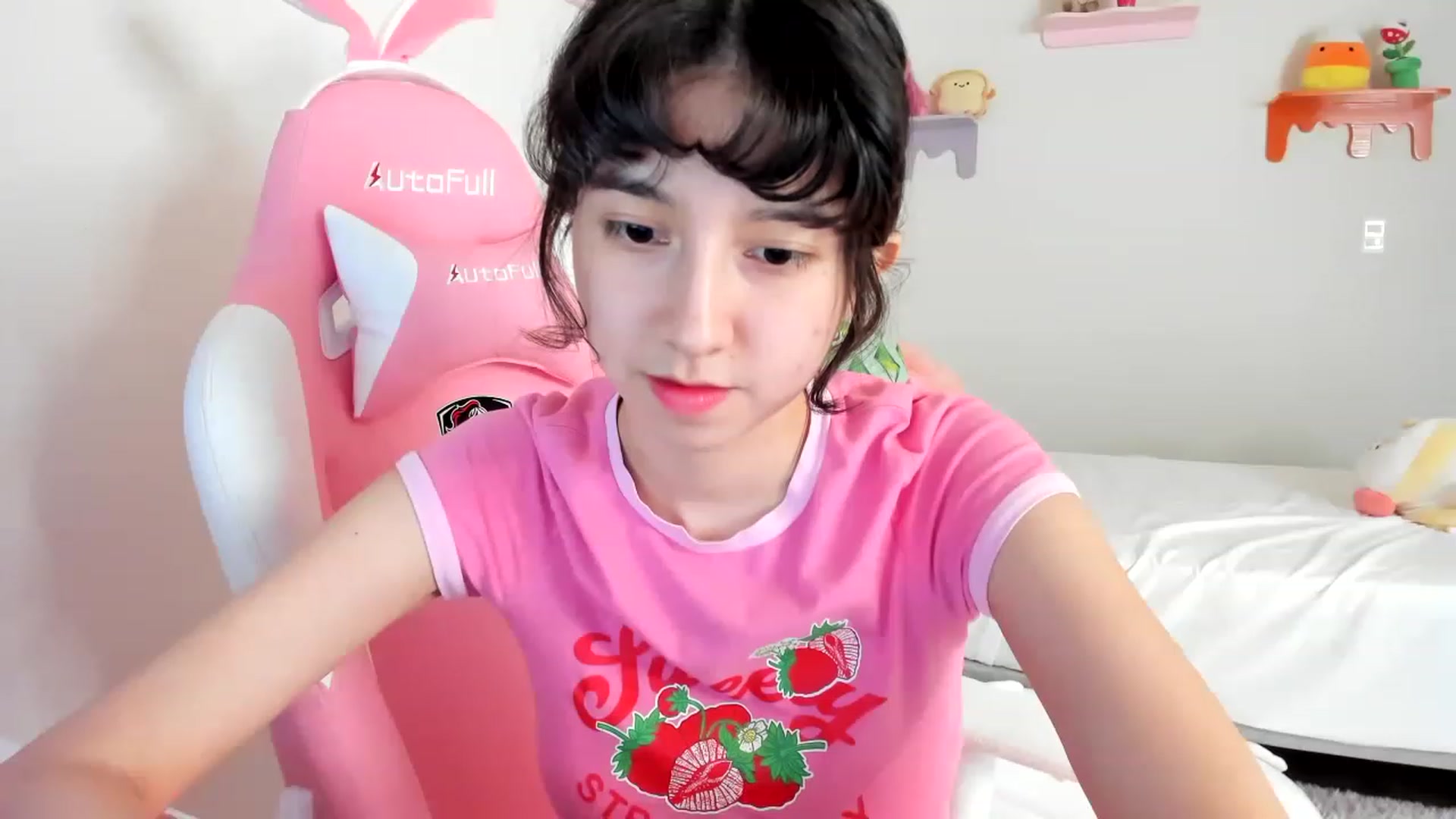 Gallery image thumbnail from Cherrycute666's myfreecams stream on, 04/24/2023, 24:20 image 15 of 20