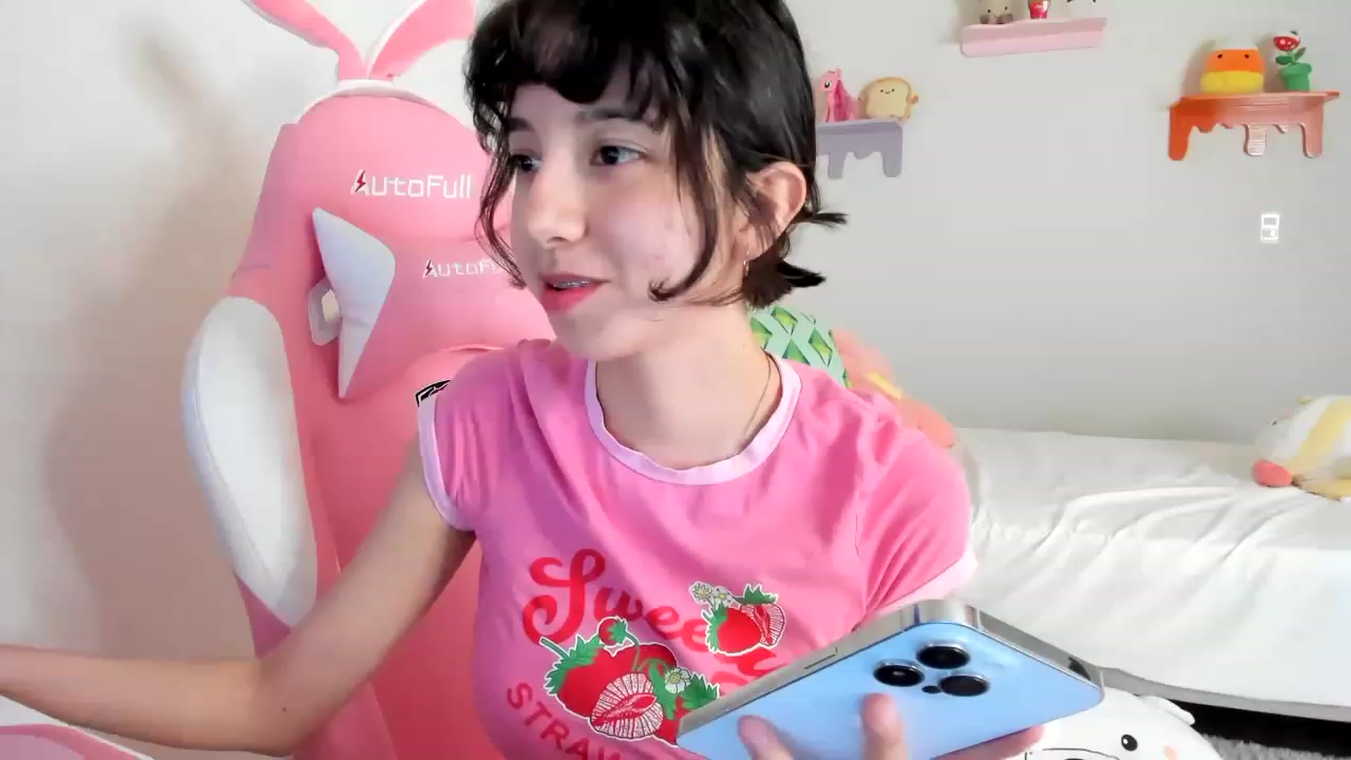 Gallery image thumbnail from Cherrycute666's myfreecams stream on, 04/24/2023, 24:20 image 16 of 20