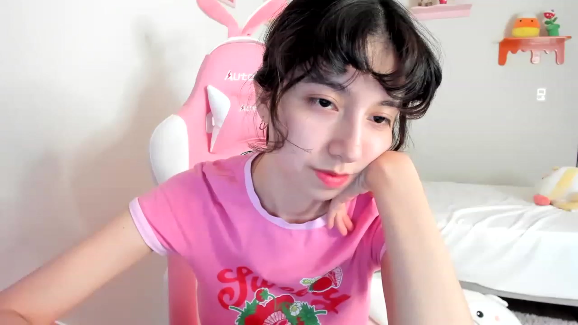 Gallery image thumbnail from Cherrycute666's myfreecams stream on, 04/24/2023, 24:20 image 14 of 20