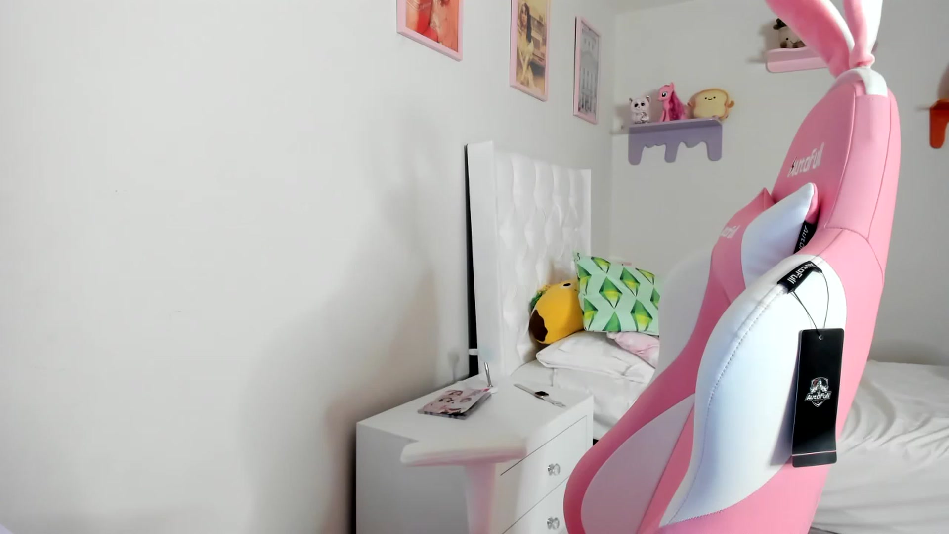 Gallery image thumbnail from Cherrycute666's myfreecams stream on, 04/24/2023, 04:35 image 17 of 20