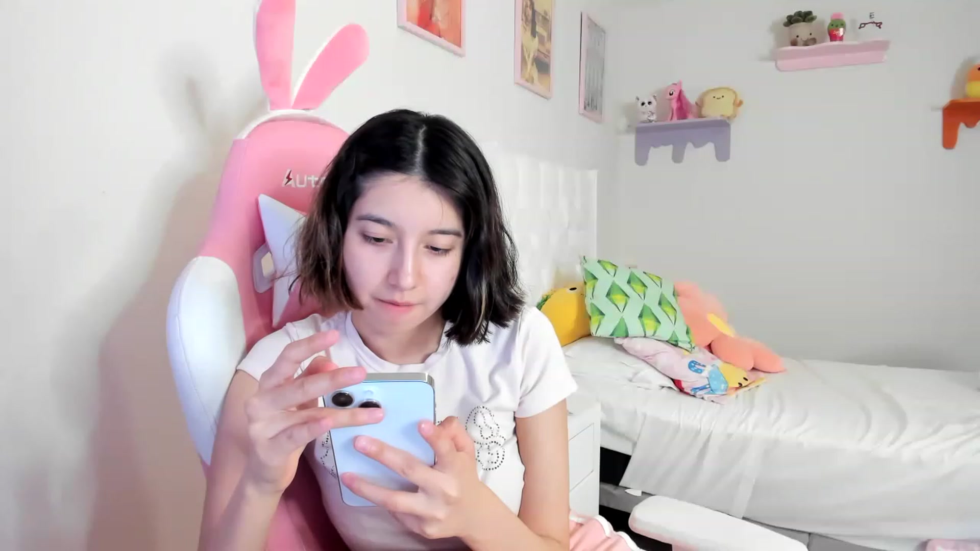 Gallery image thumbnail from Cherrycute666's myfreecams stream on, 04/24/2023, 08:19 image 18 of 20